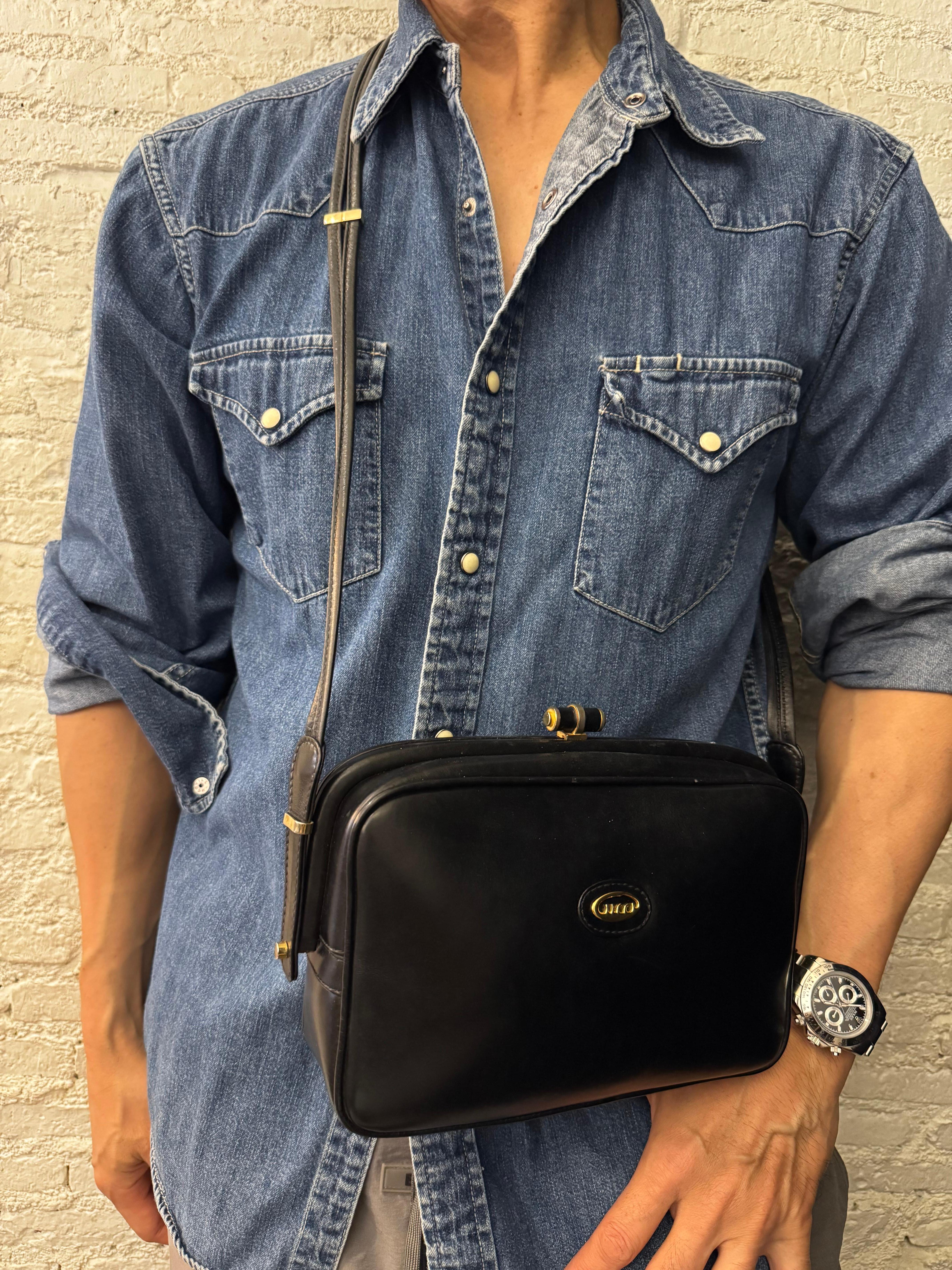 Women's or Men's 1970s Vintage GUCCI Leather Shoulder Bag Kiss-Lock Black For Sale