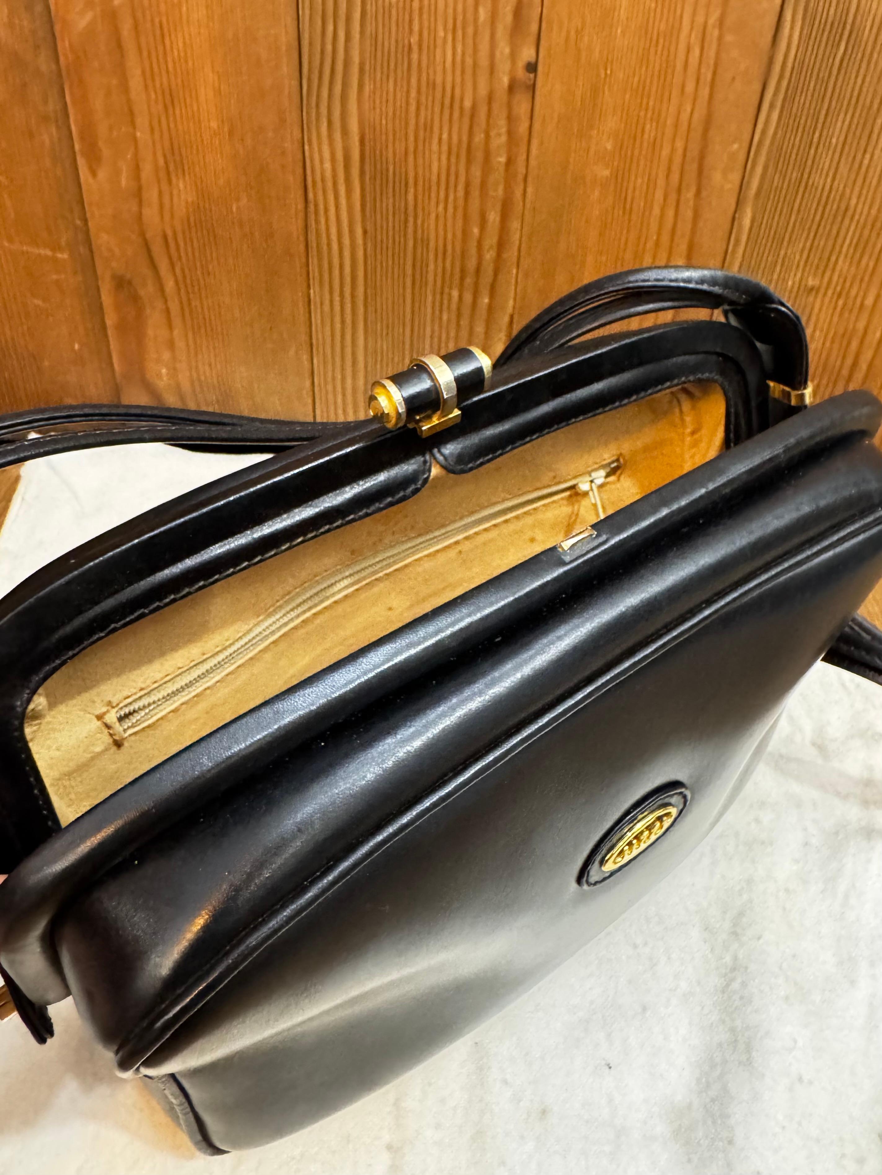 1970s Vintage GUCCI Leather Shoulder Bag Kiss-Lock Black For Sale 4