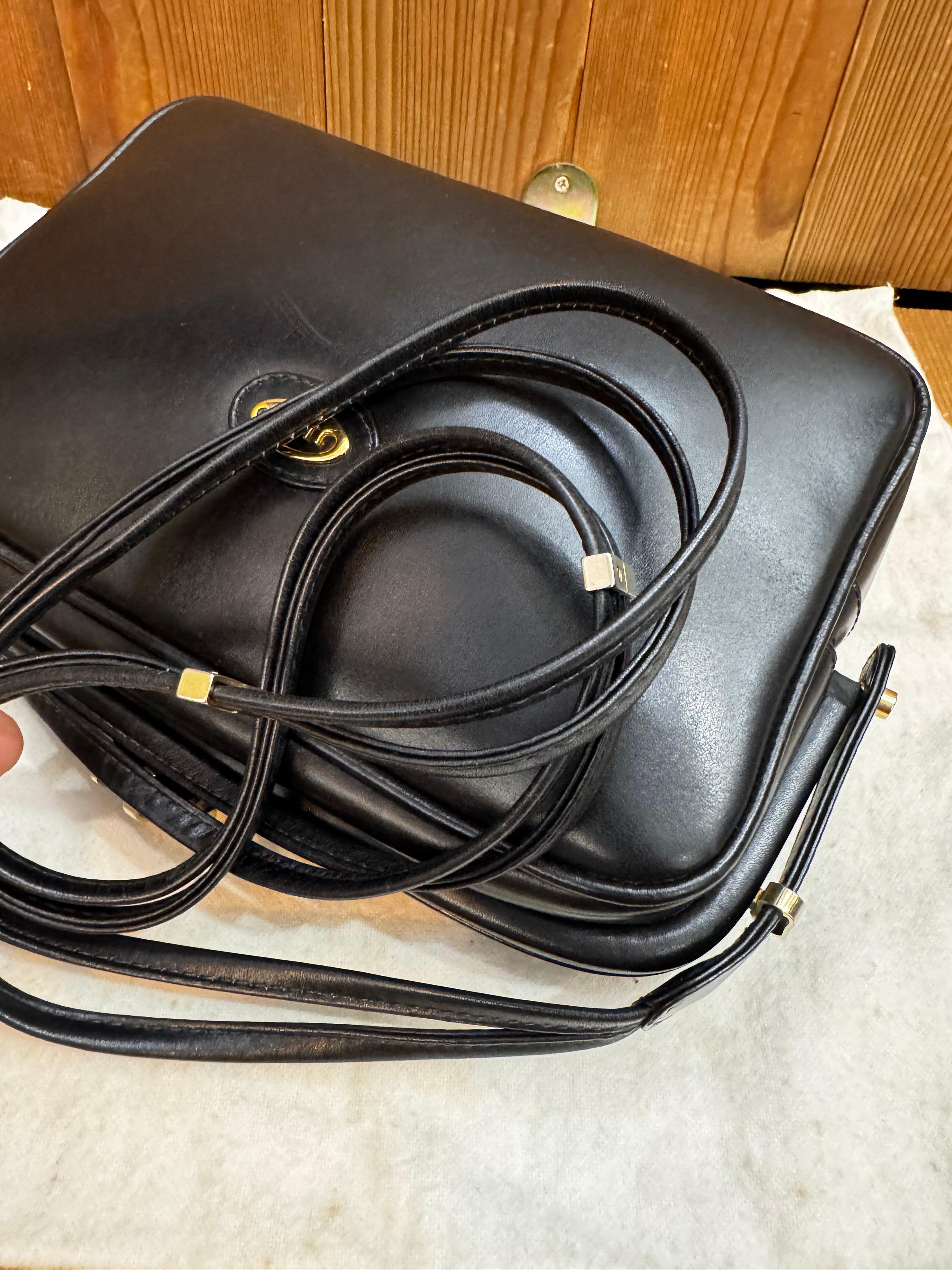 1970s Vintage GUCCI Leather Shoulder Bag Kiss-Lock Black For Sale 5