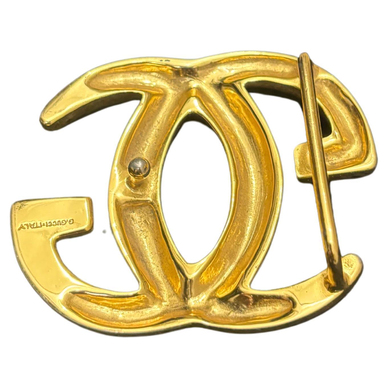 Cette boucle de ceinture vintage GG de Gucci est réalisée en métal doré. Fabriquées en Italie. Mesure environ 3 x 2,5 pouces. Convient aux ceintures ne dépassant pas 1,75 pouce de large.

Condit - Très bon état vintage avec peu de rayures