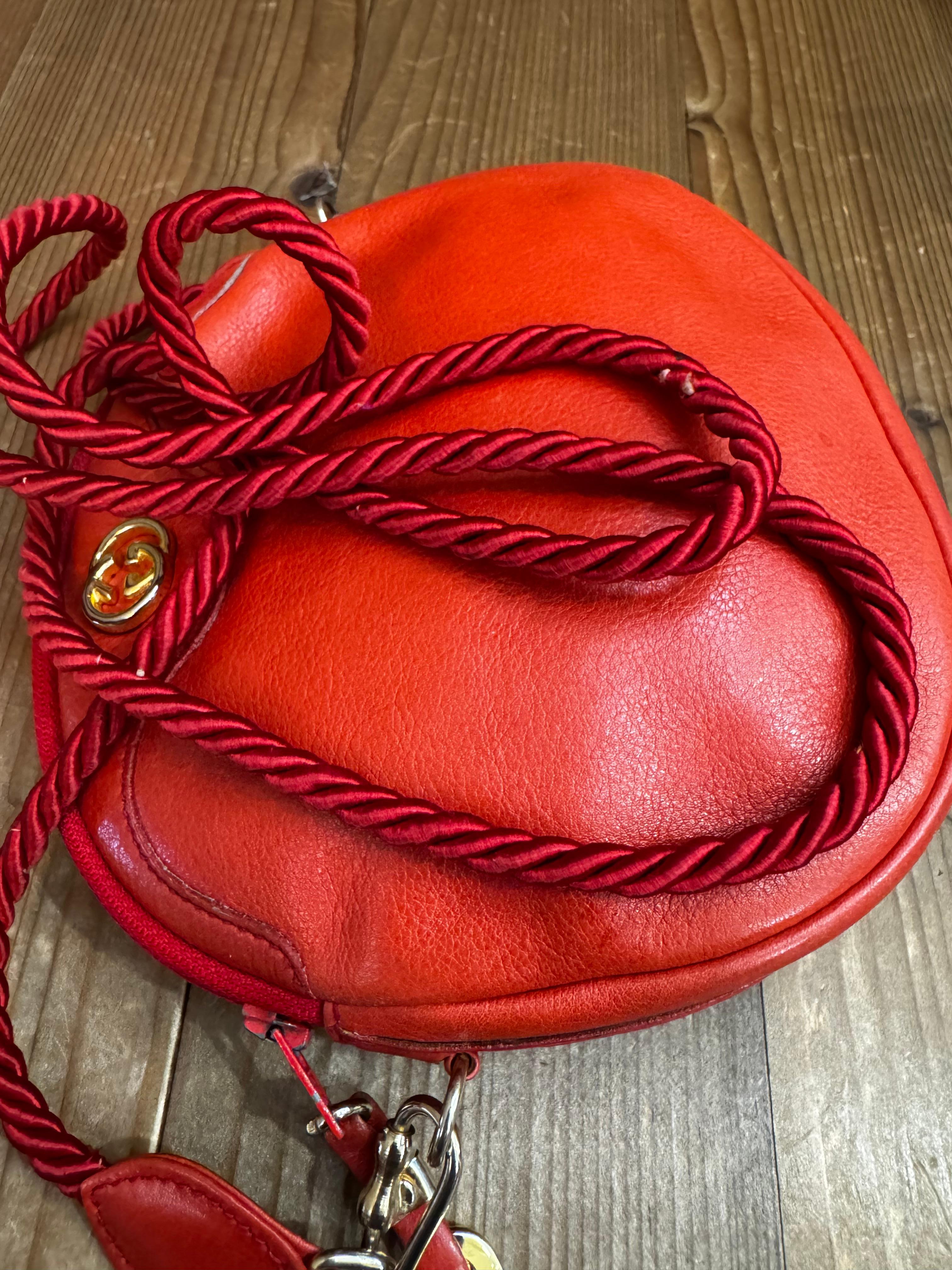 1970s Vintage GUCCI Mini Bolso Crossbody Cuero Rojo en venta 4