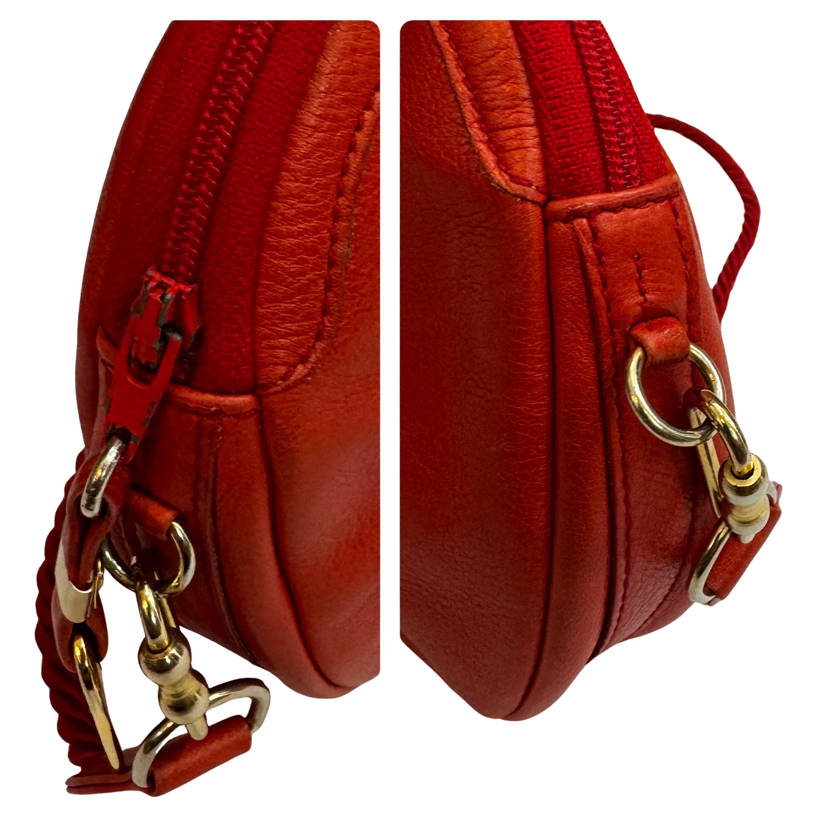 1970s Vintage GUCCI Mini Bolso Crossbody Cuero Rojo en venta 2