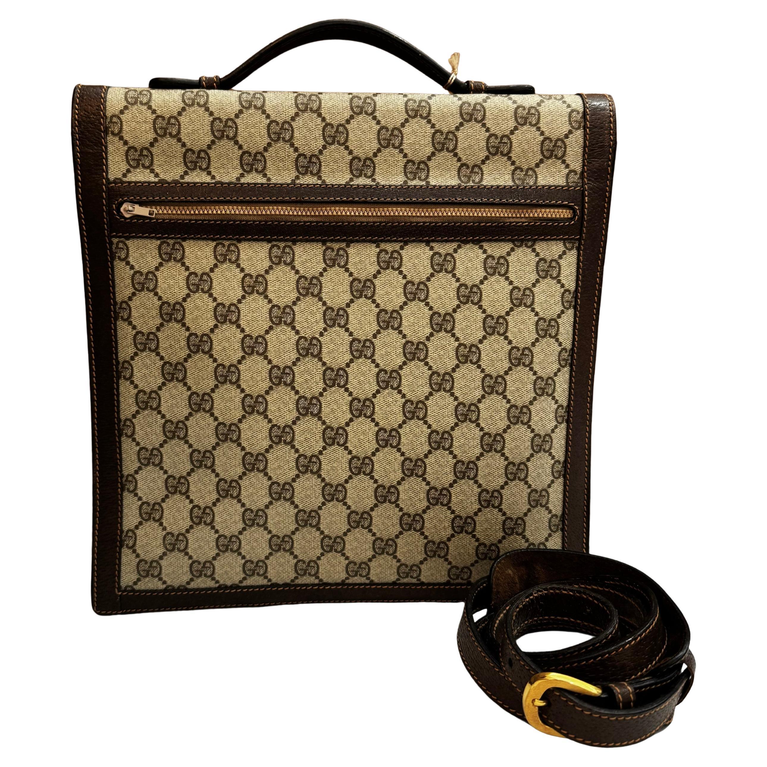 1970s Vintage GUCCI Monograma Lienzo Dos Vías Bolso Bandolera Marrón en Bueno estado para la venta en Bangkok, TH