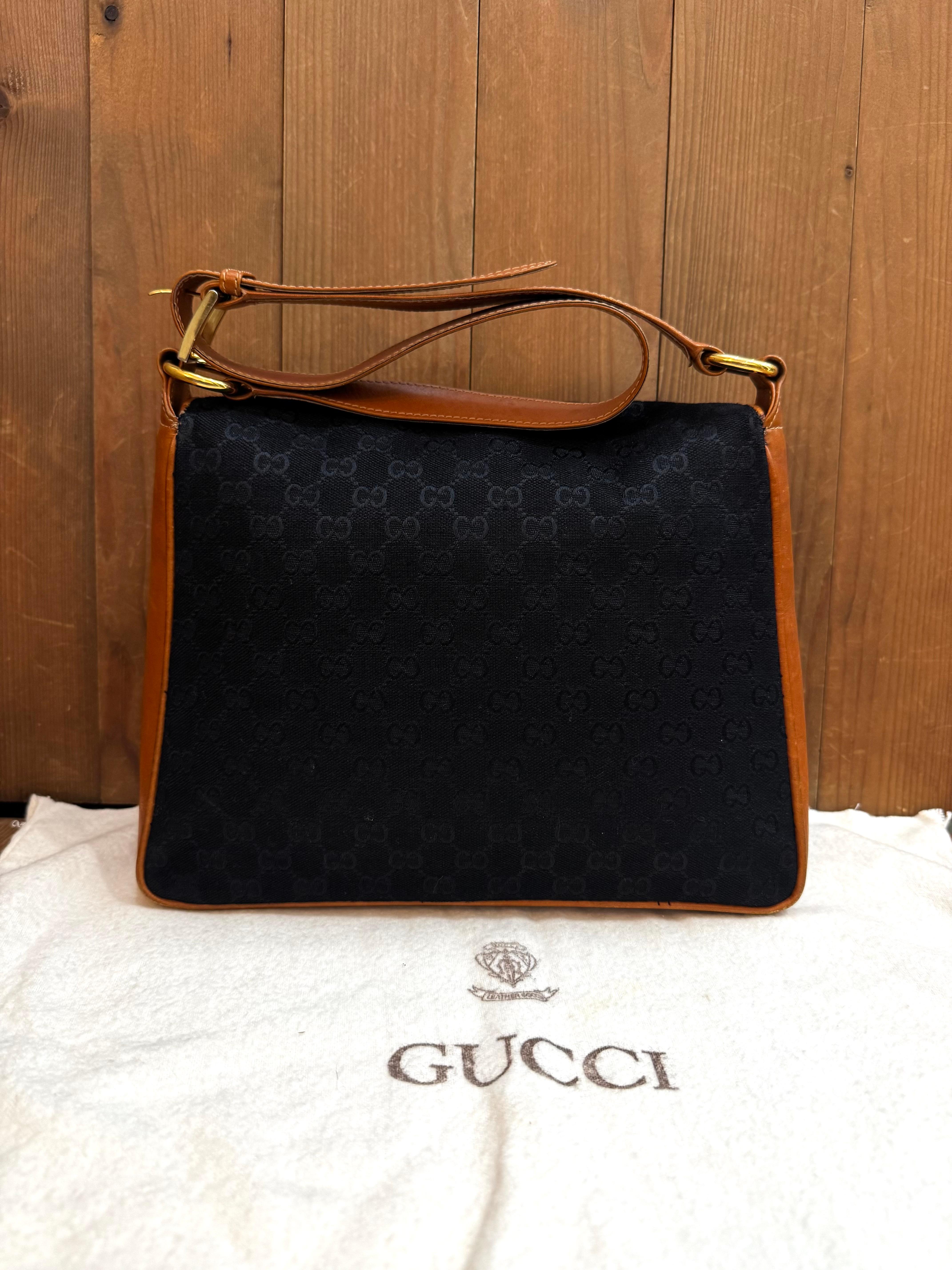 1970s Vintage GUCCI Monograma GG Jacquard Horsebit Bolso de hombro Negro en Bueno estado para la venta en Bangkok, TH