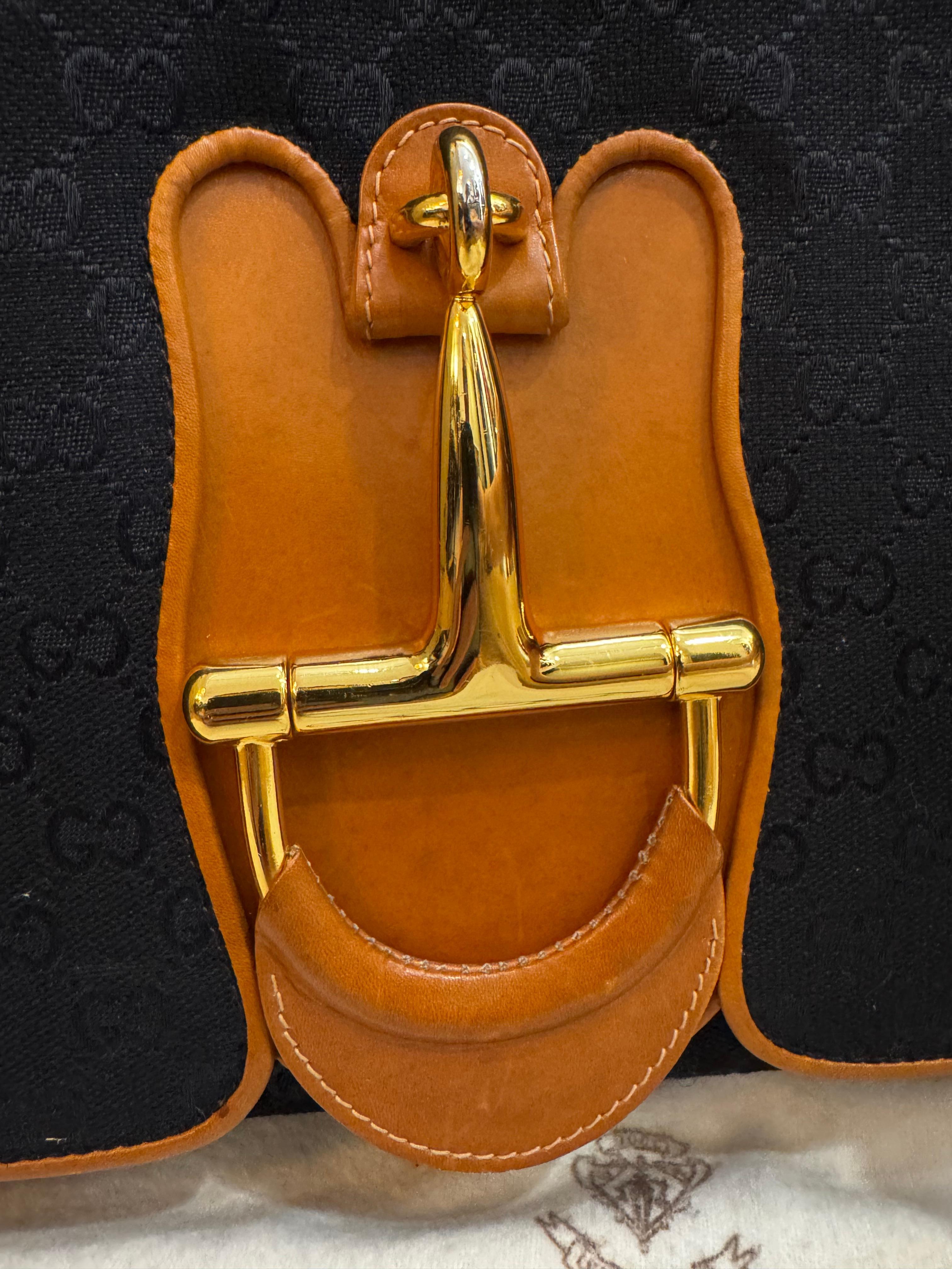 1970s Vintage GUCCI Monograma GG Jacquard Horsebit Bolso de hombro Negro en venta 1