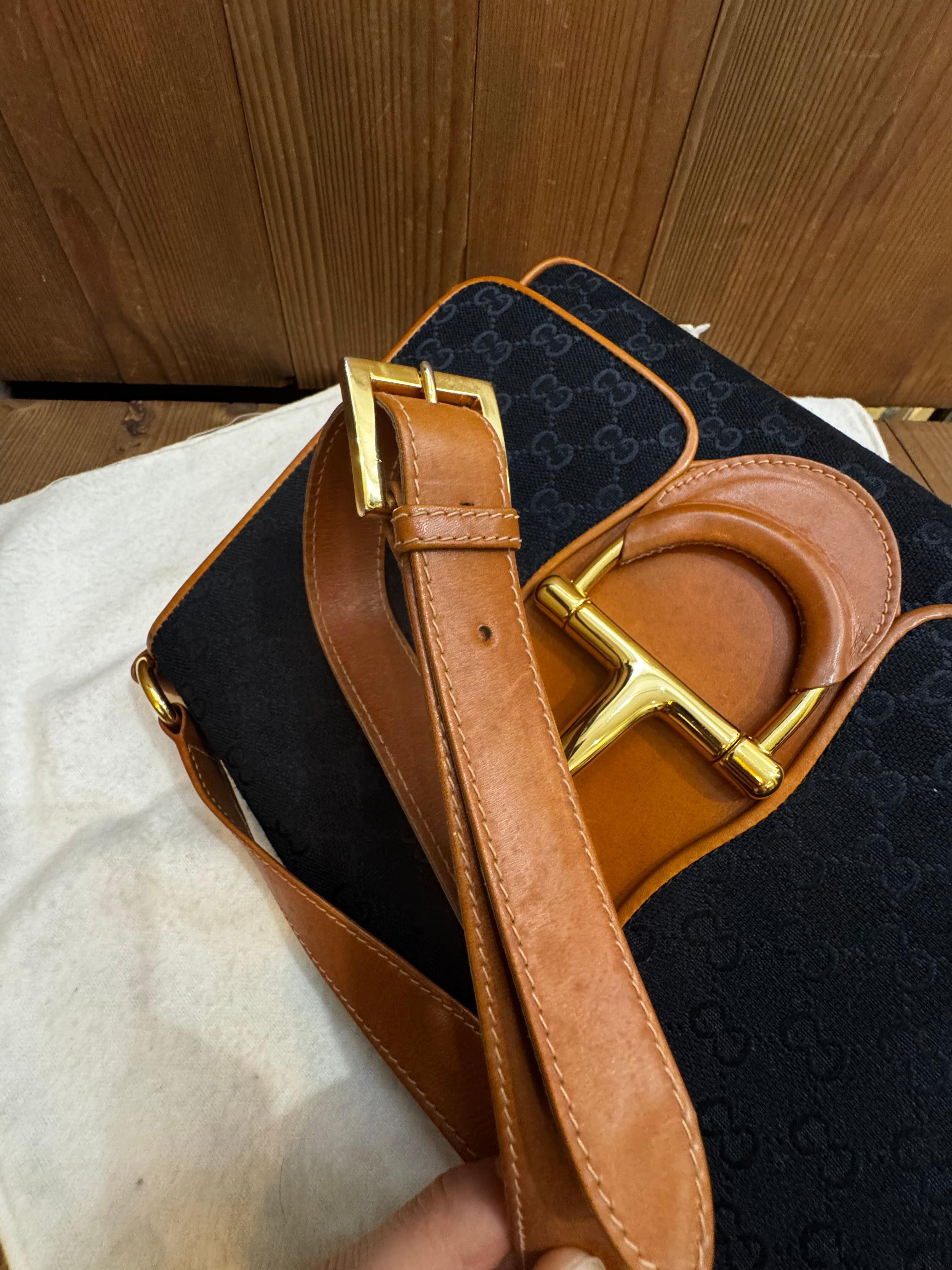 1970s Vintage GUCCI Monograma GG Jacquard Horsebit Bolso de hombro Negro en venta 2