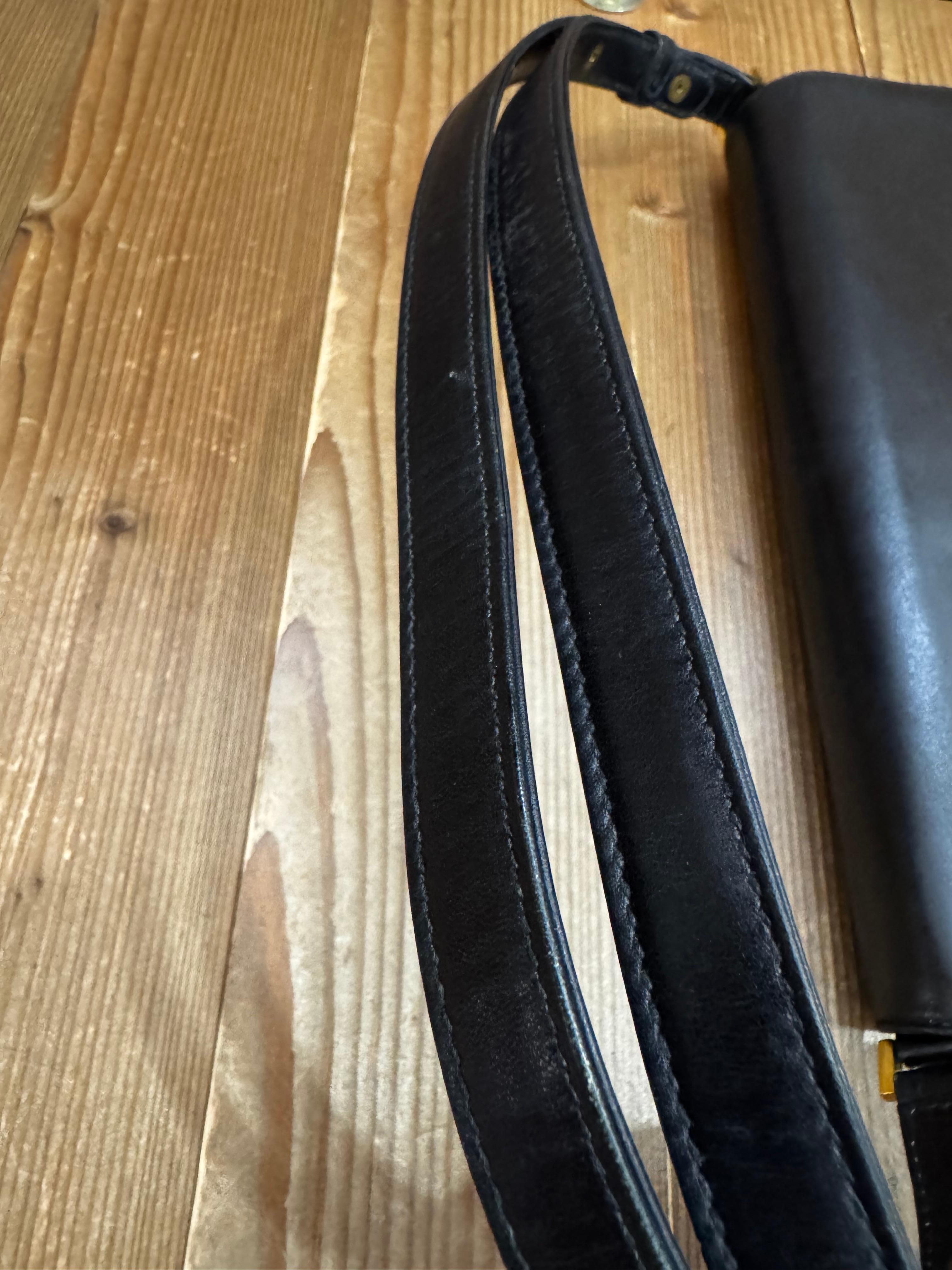 1970 Vintage GUCCI Sac à bandoulière en cuir à deux voies Noir en vente 4