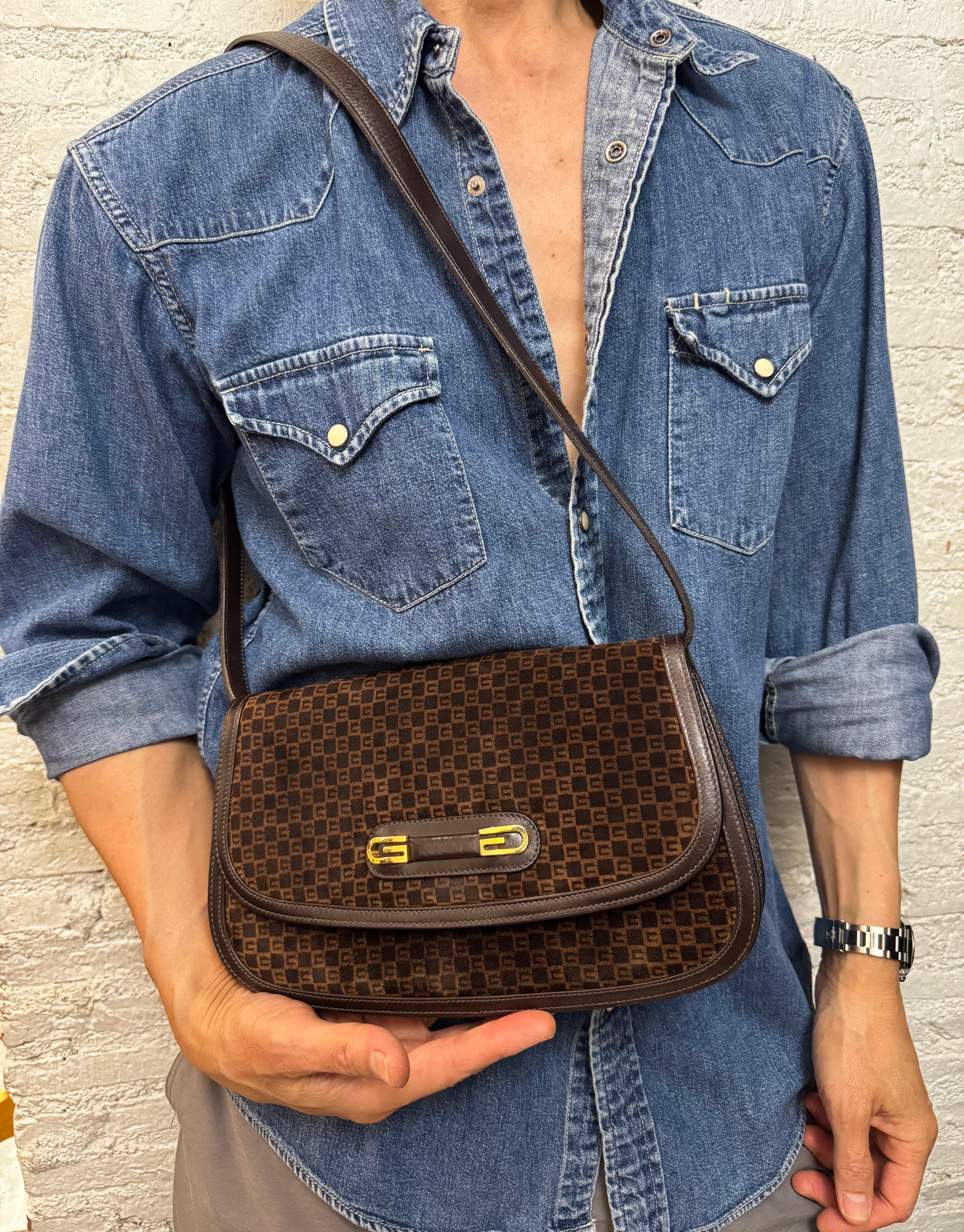 1970er Vintage GUCCI Zwei-Wege-Wildleder Monogram Umhängetasche Braun im Angebot 5