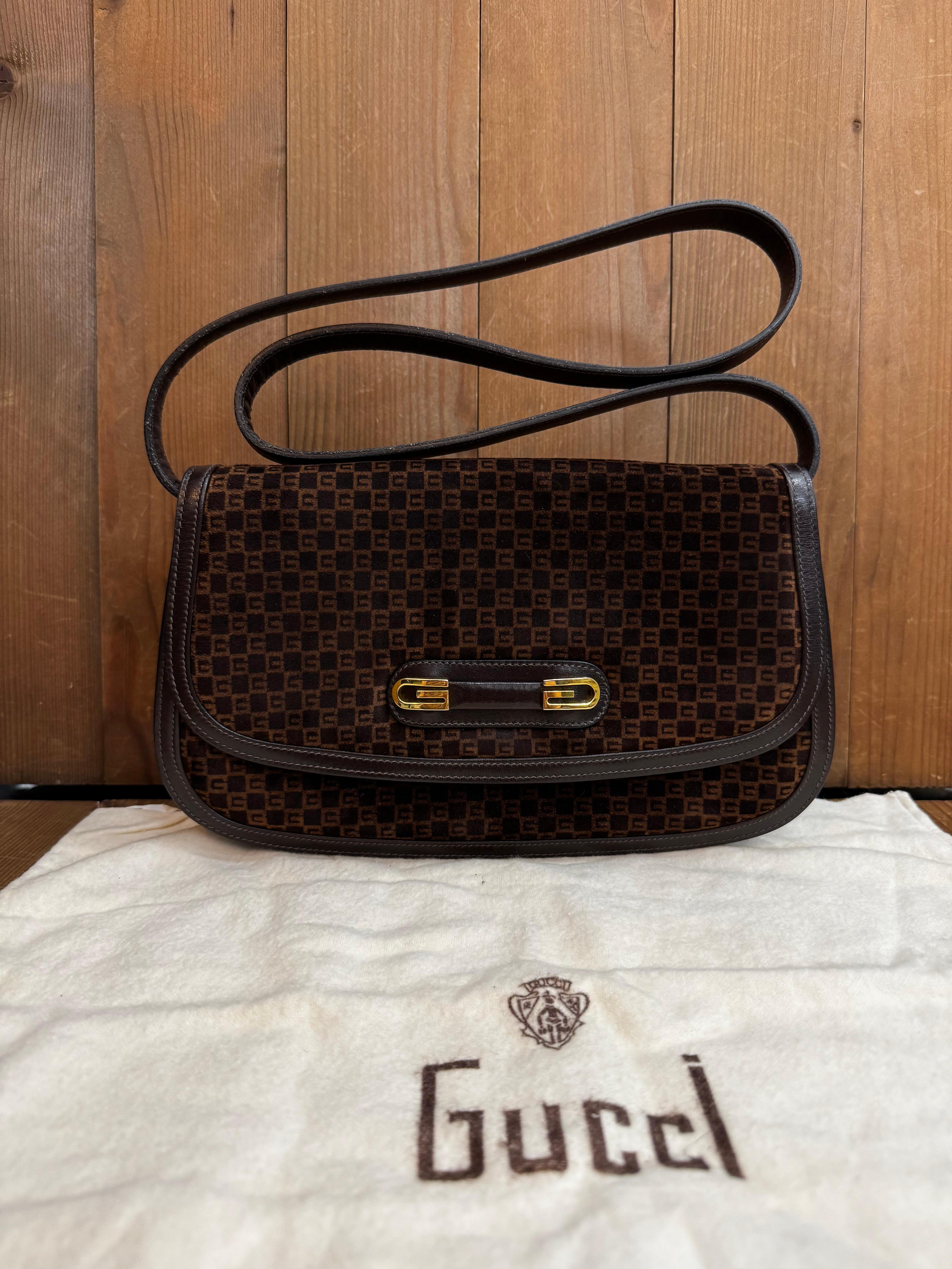 Diese Vintage-Schulter-/Clutch-Tasche von GUCCI besteht aus braunem Monogram-Veloursleder, das mit glattem Kalbsleder besetzt ist und ein goldfarbenes GG-Logo auf der Vorderseite aufweist. Der Druckknopfverschluss auf der Vorderseite führt zu einem