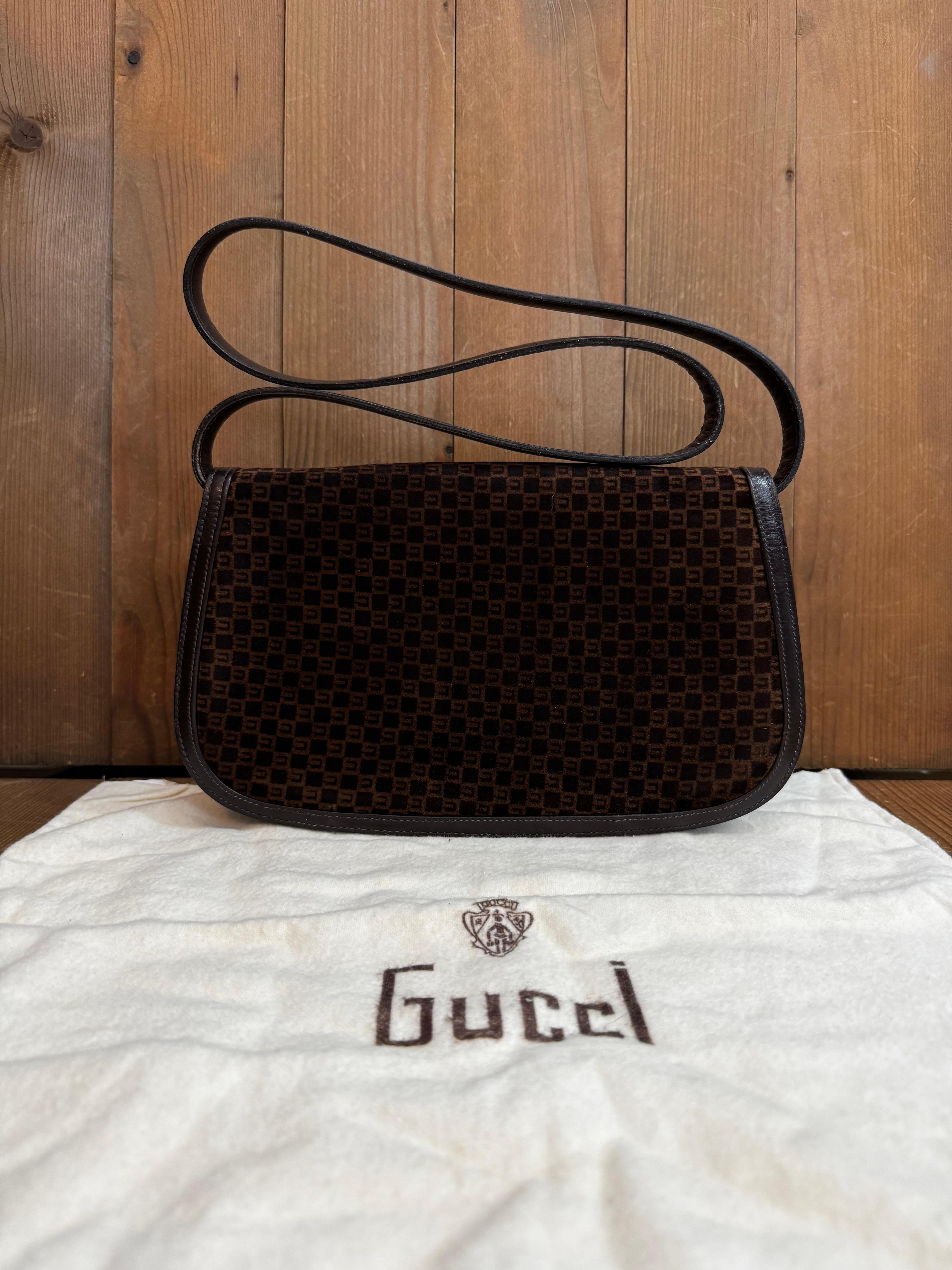 1970er Vintage GUCCI Zwei-Wege-Wildleder Monogram Umhängetasche Braun (Schwarz) im Angebot