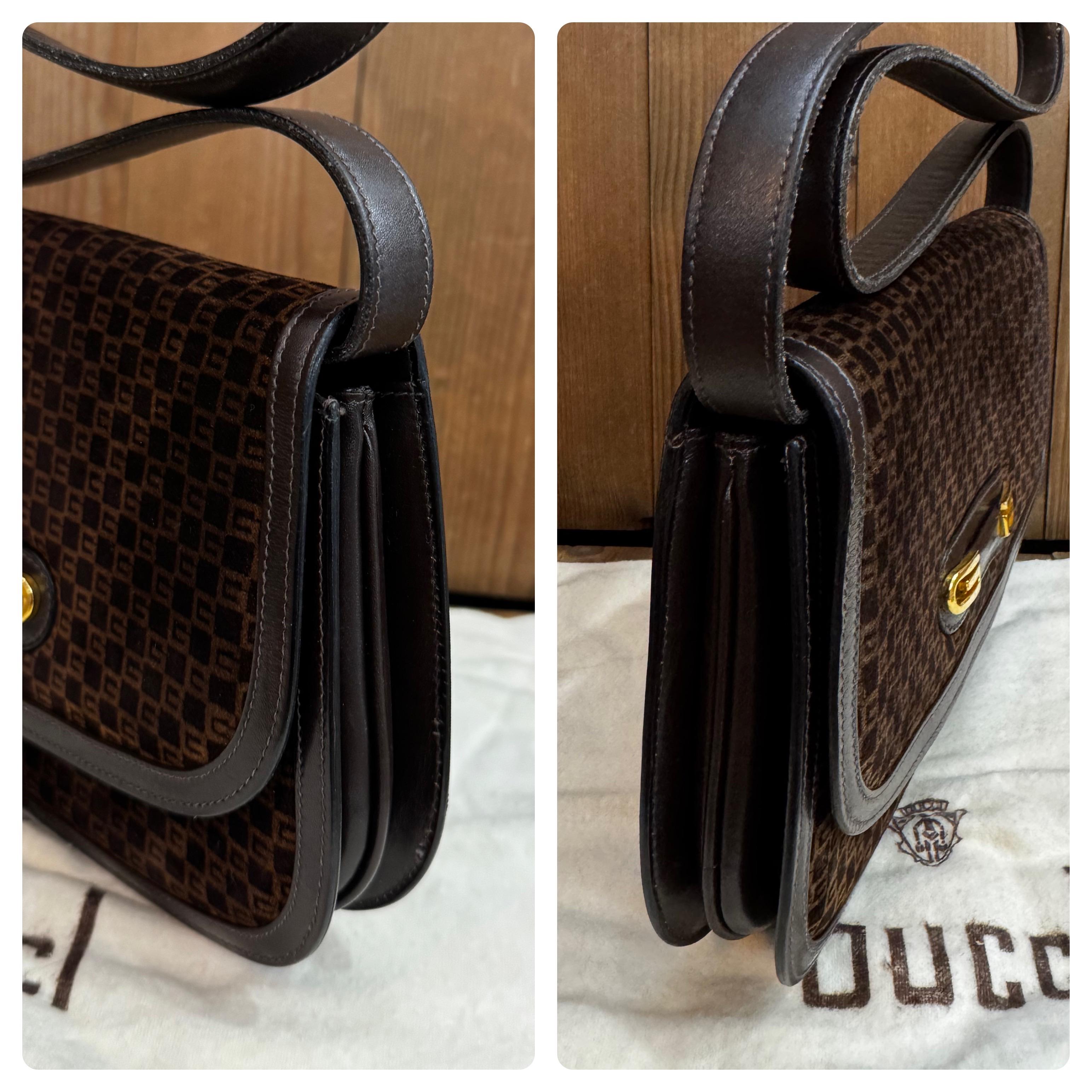 1970er Vintage GUCCI Zwei-Wege-Wildleder Monogram Umhängetasche Braun im Zustand „Gut“ im Angebot in Bangkok, TH