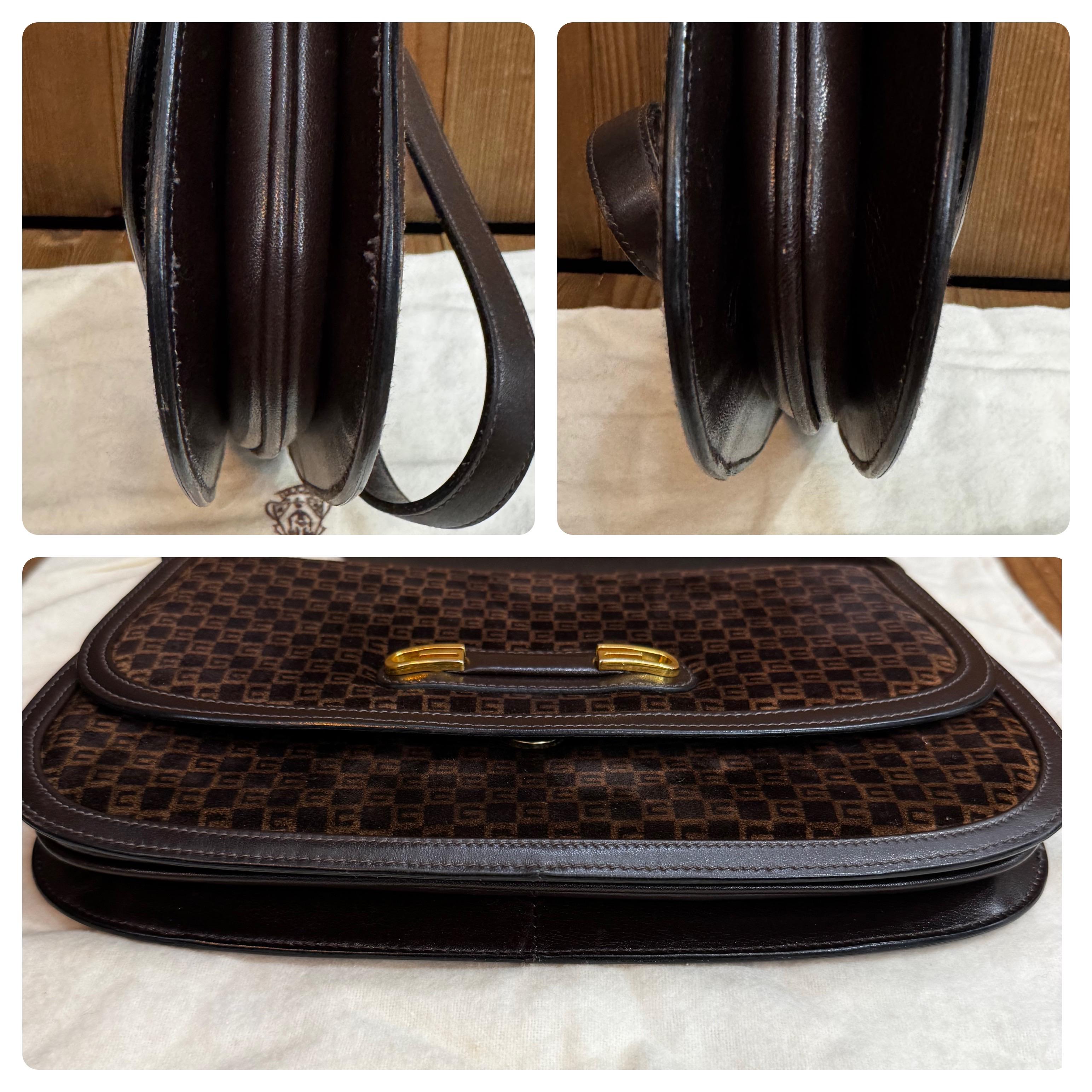 1970er Vintage GUCCI Zwei-Wege-Wildleder Monogram Umhängetasche Braun für Damen oder Herren im Angebot
