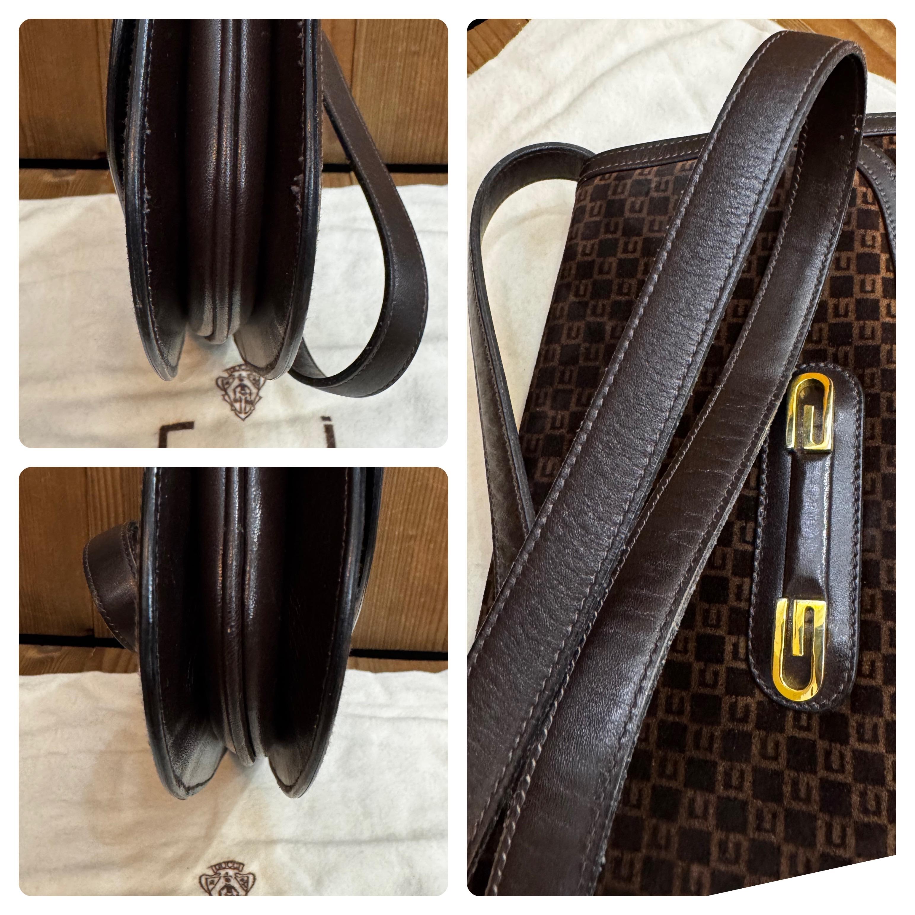 1970er Vintage GUCCI Zwei-Wege-Wildleder Monogram Umhängetasche Braun im Angebot 2