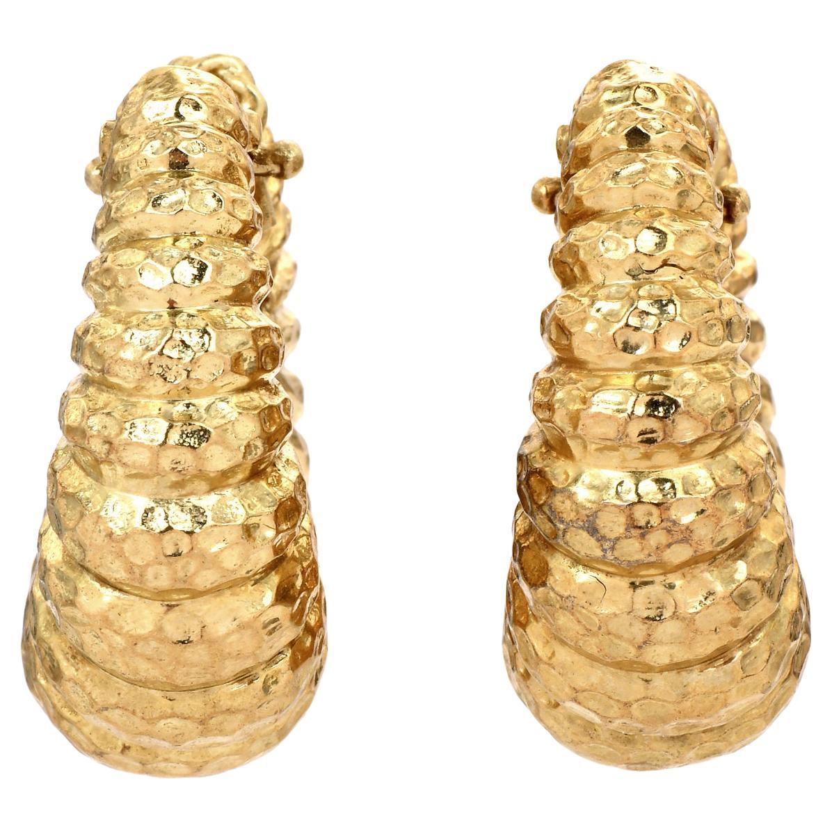 1970s Vintage Hammerman Hammered 18k Gold Hoop Shell Clip Earrings For Sale