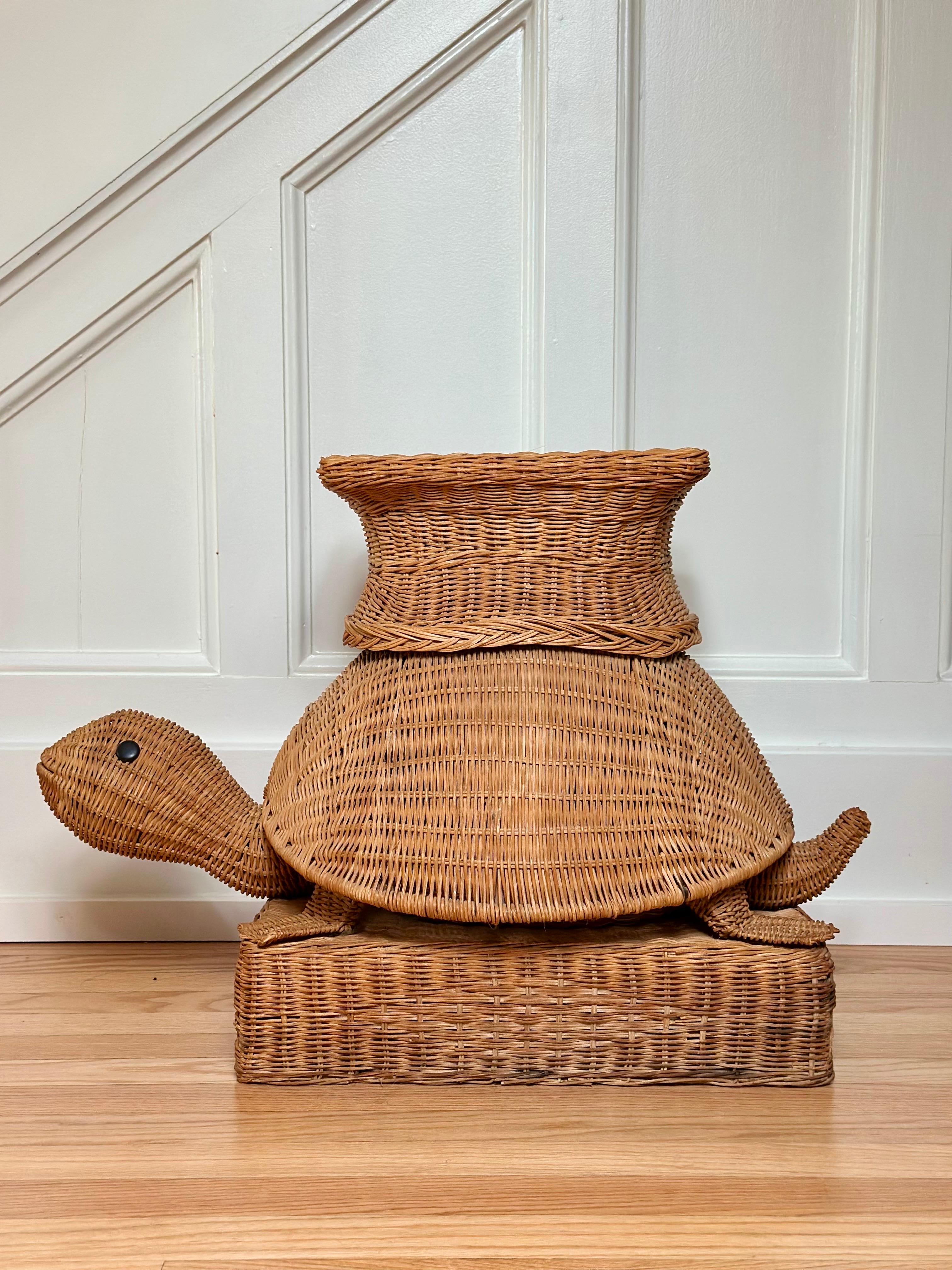 Nous sommes très heureux de vous proposer cette table d'appoint tortue en osier merveilleusement fantaisiste, vers les années 1970. Tissé à la main en rotin naturel, il présente une base en écaille de tortue joliment arrondie, une tête délicatement