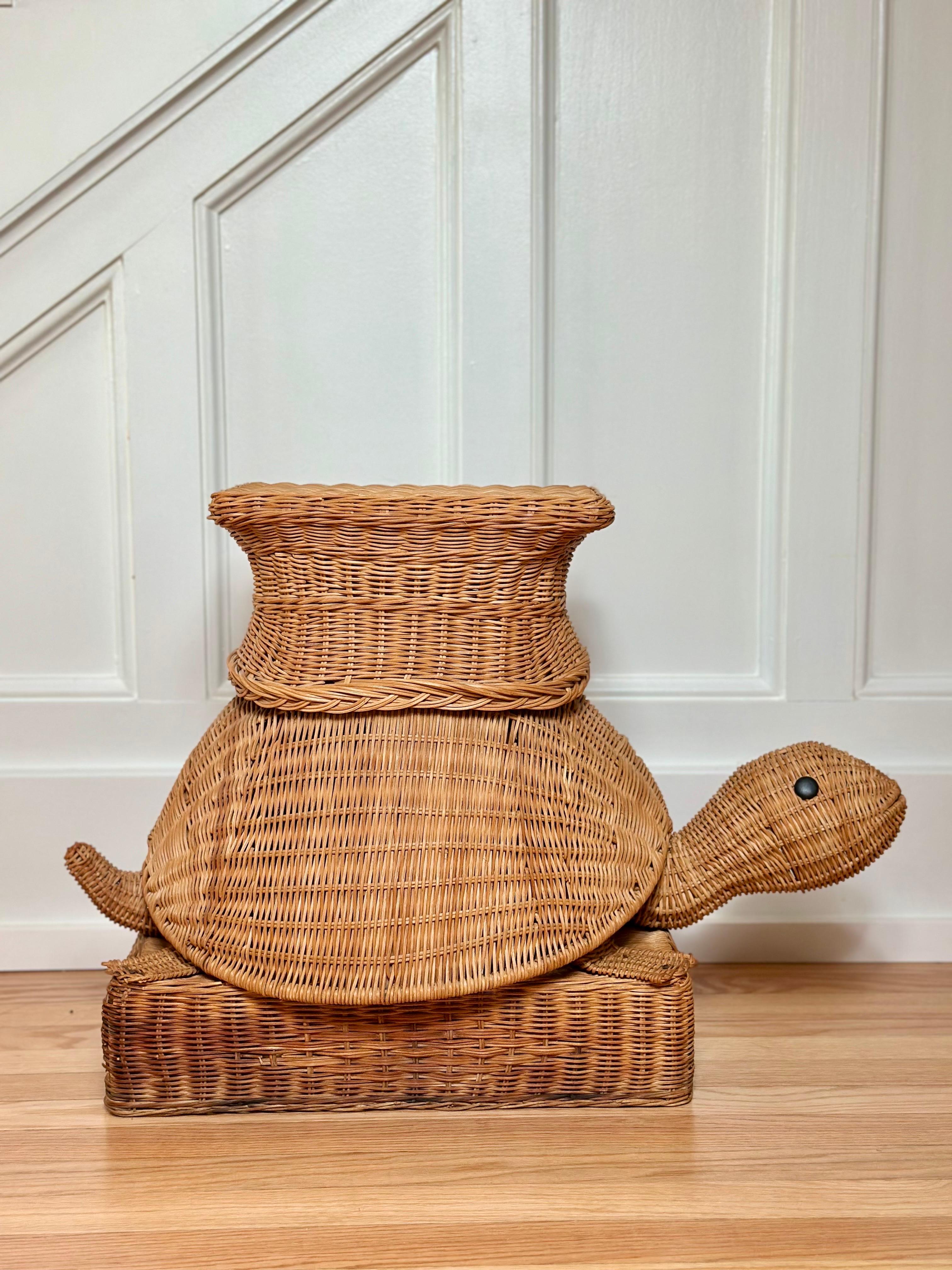 Bohème 1970 Vintage Table d'appoint fantaisiste en rotin tressé à la main avec tortue en vente