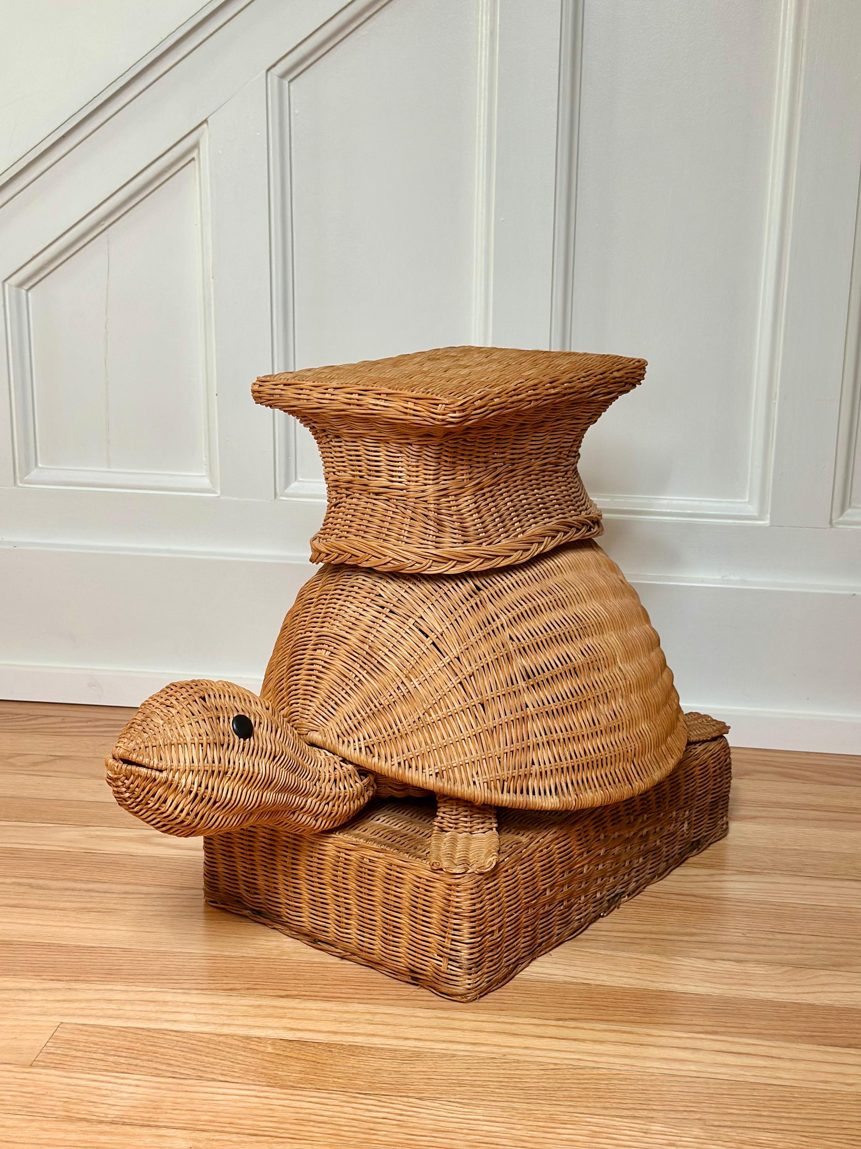 Américain 1970 Vintage Table d'appoint fantaisiste en rotin tressé à la main avec tortue en vente