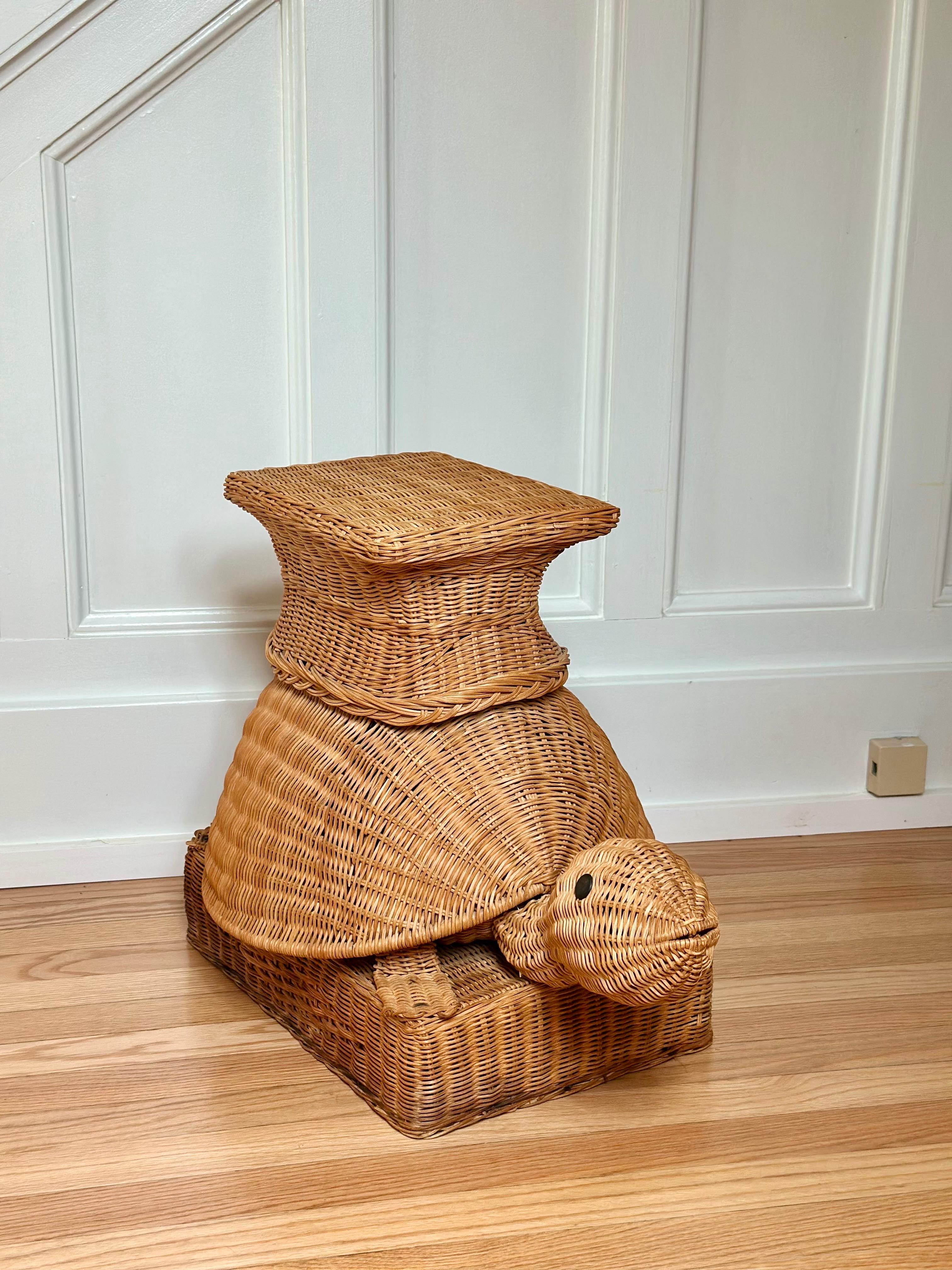 1970 Vintage Table d'appoint fantaisiste en rotin tressé à la main avec tortue Bon état - En vente à Farmington Hills, MI