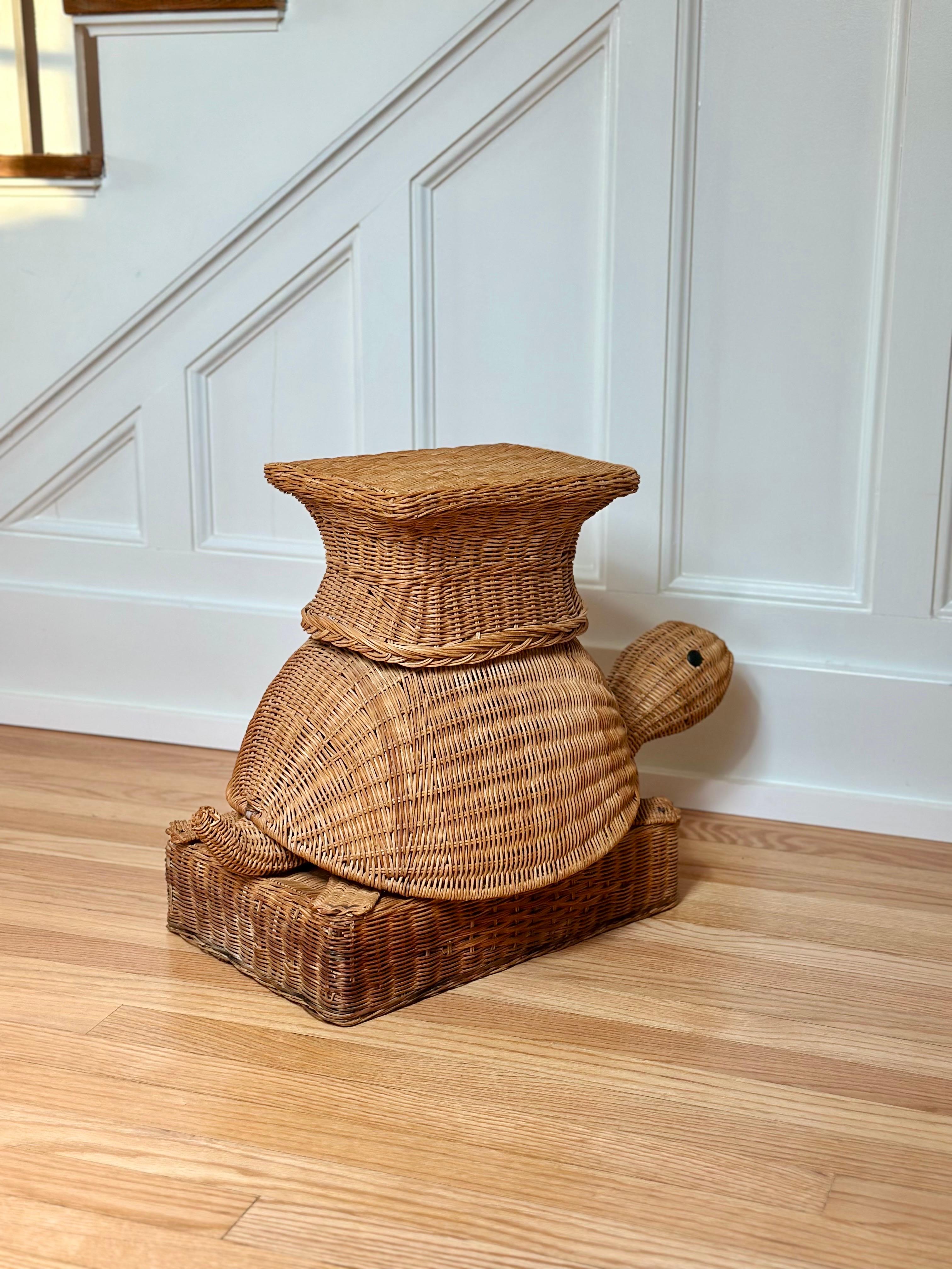 Fin du 20e siècle 1970 Vintage Table d'appoint fantaisiste en rotin tressé à la main avec tortue en vente