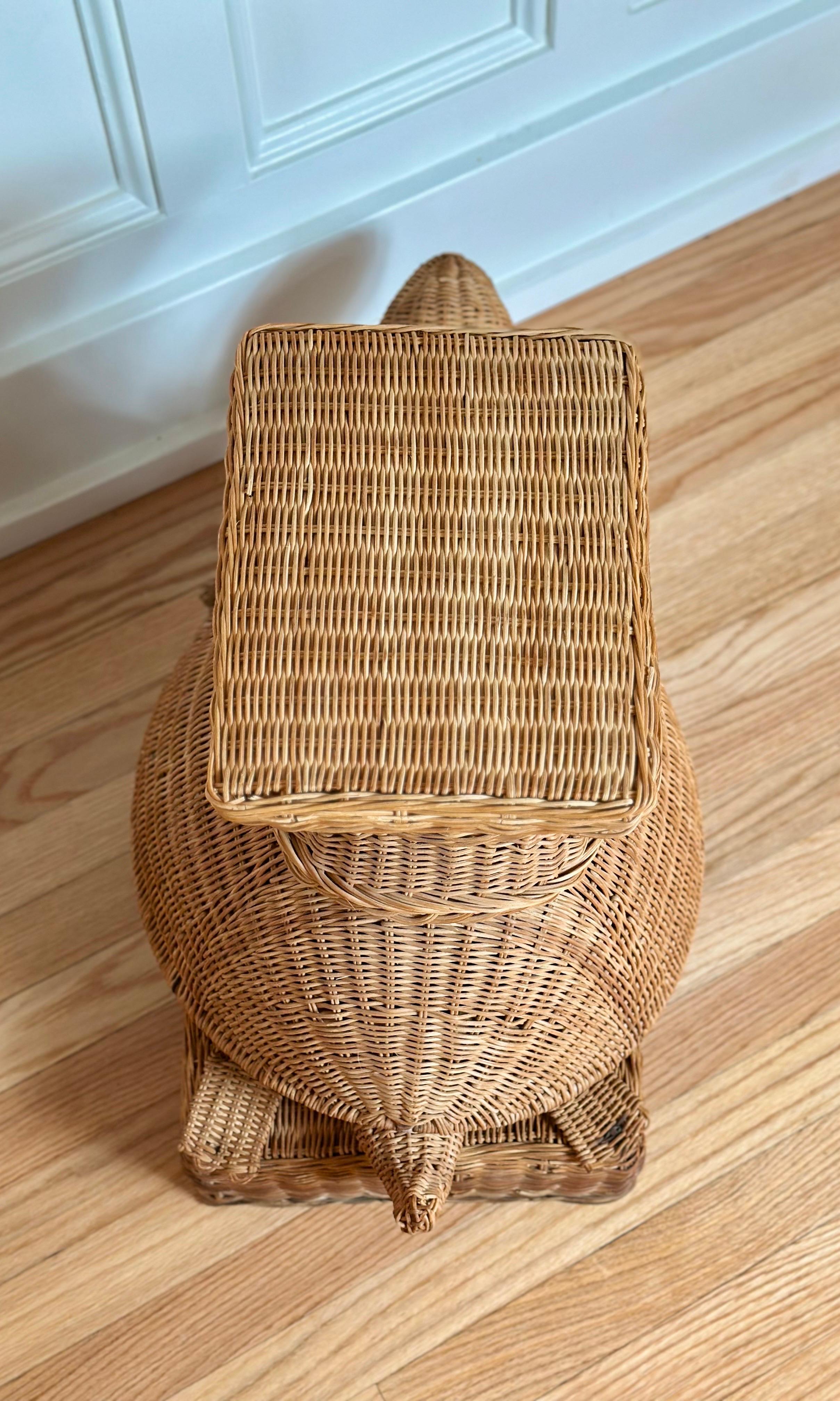 Osier 1970 Vintage Table d'appoint fantaisiste en rotin tressé à la main avec tortue en vente