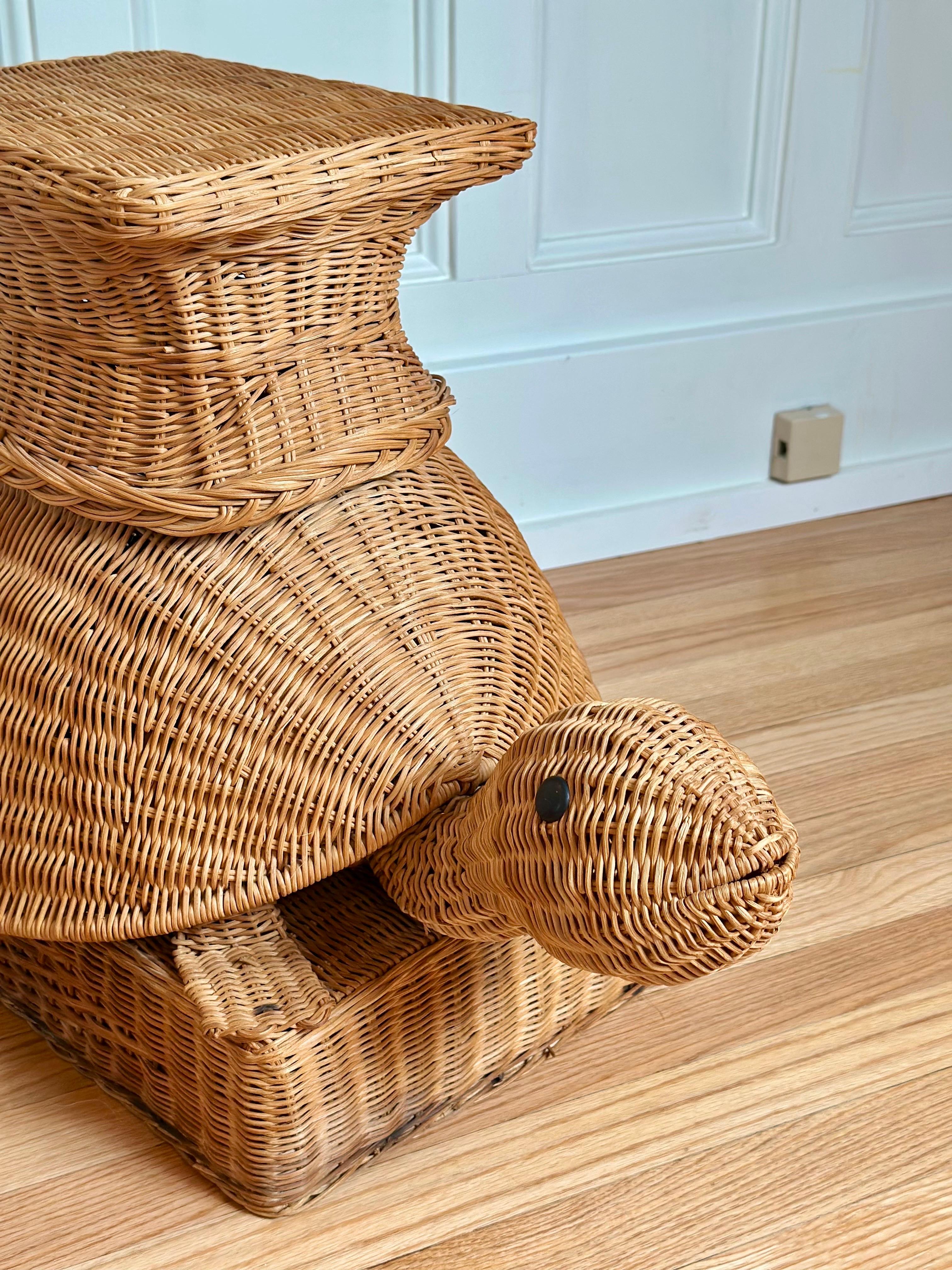 1970 Vintage Table d'appoint fantaisiste en rotin tressé à la main avec tortue en vente 1