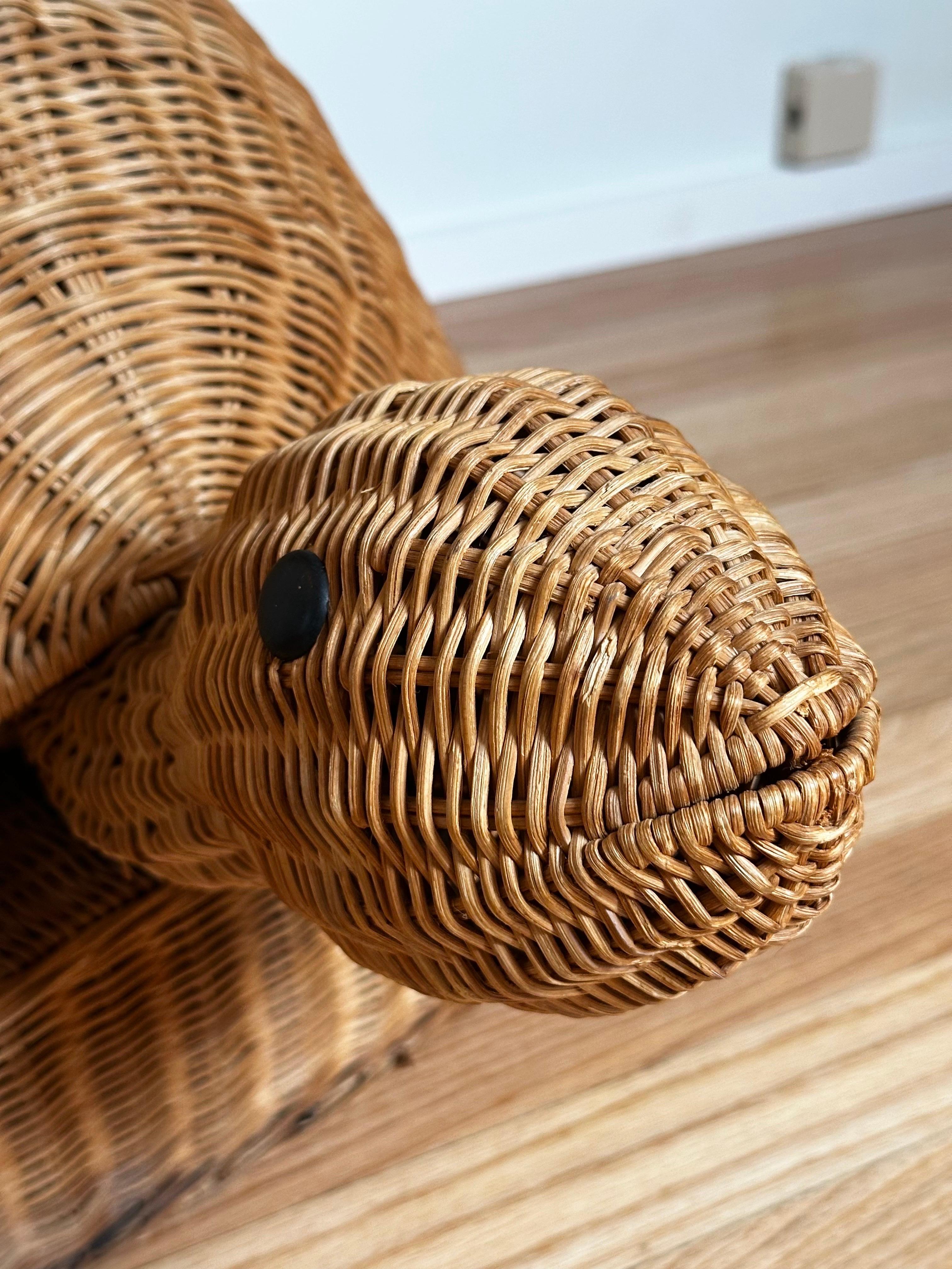 1970 Vintage Table d'appoint fantaisiste en rotin tressé à la main avec tortue en vente 2