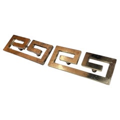 Cassettiera con chiave greca degli anni '70 in ottone patinato