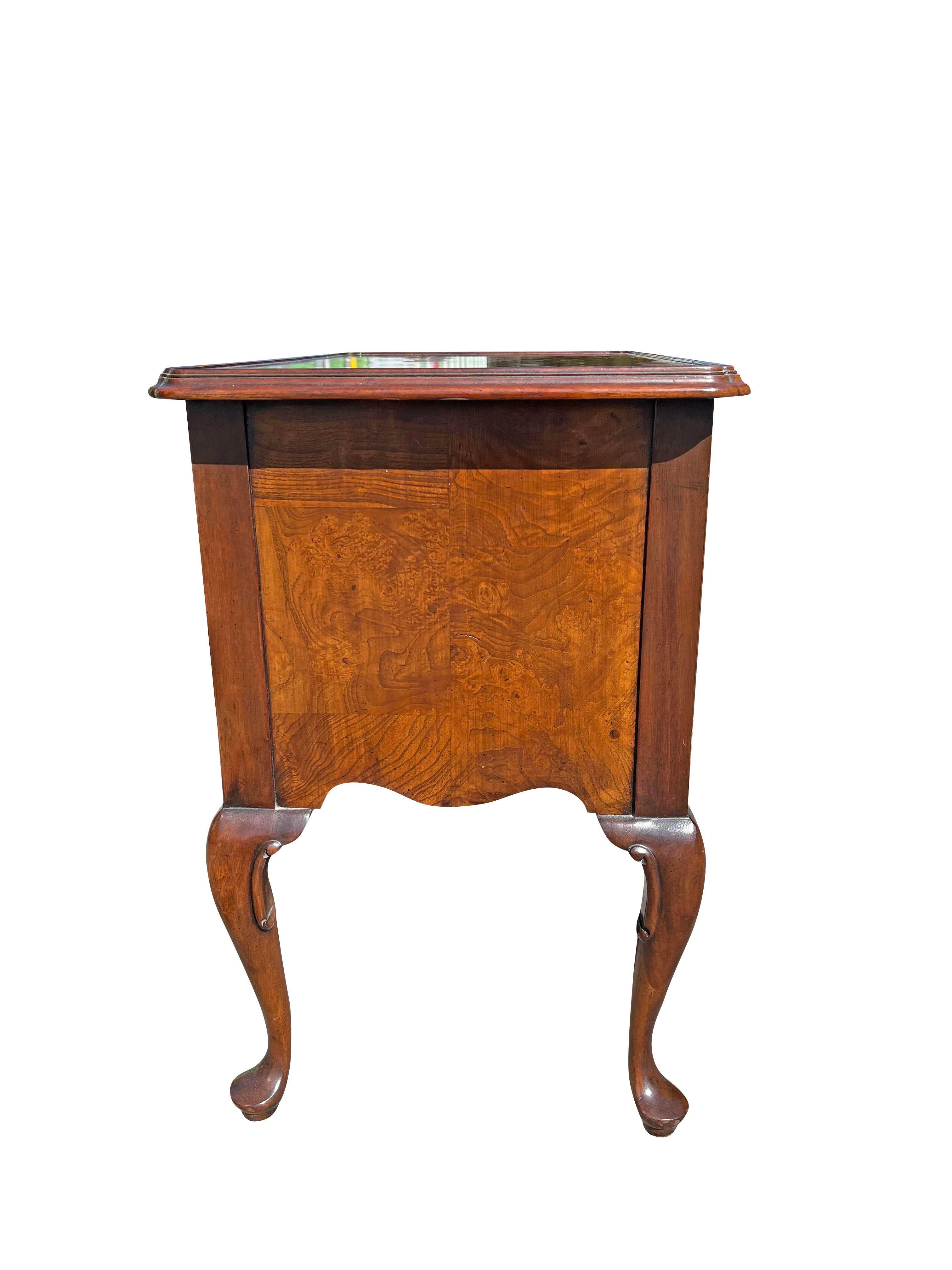 1970s Vintage Hekman Small Dresser or Accent Table With Drawers In Good Condition In Saddle River, NJ