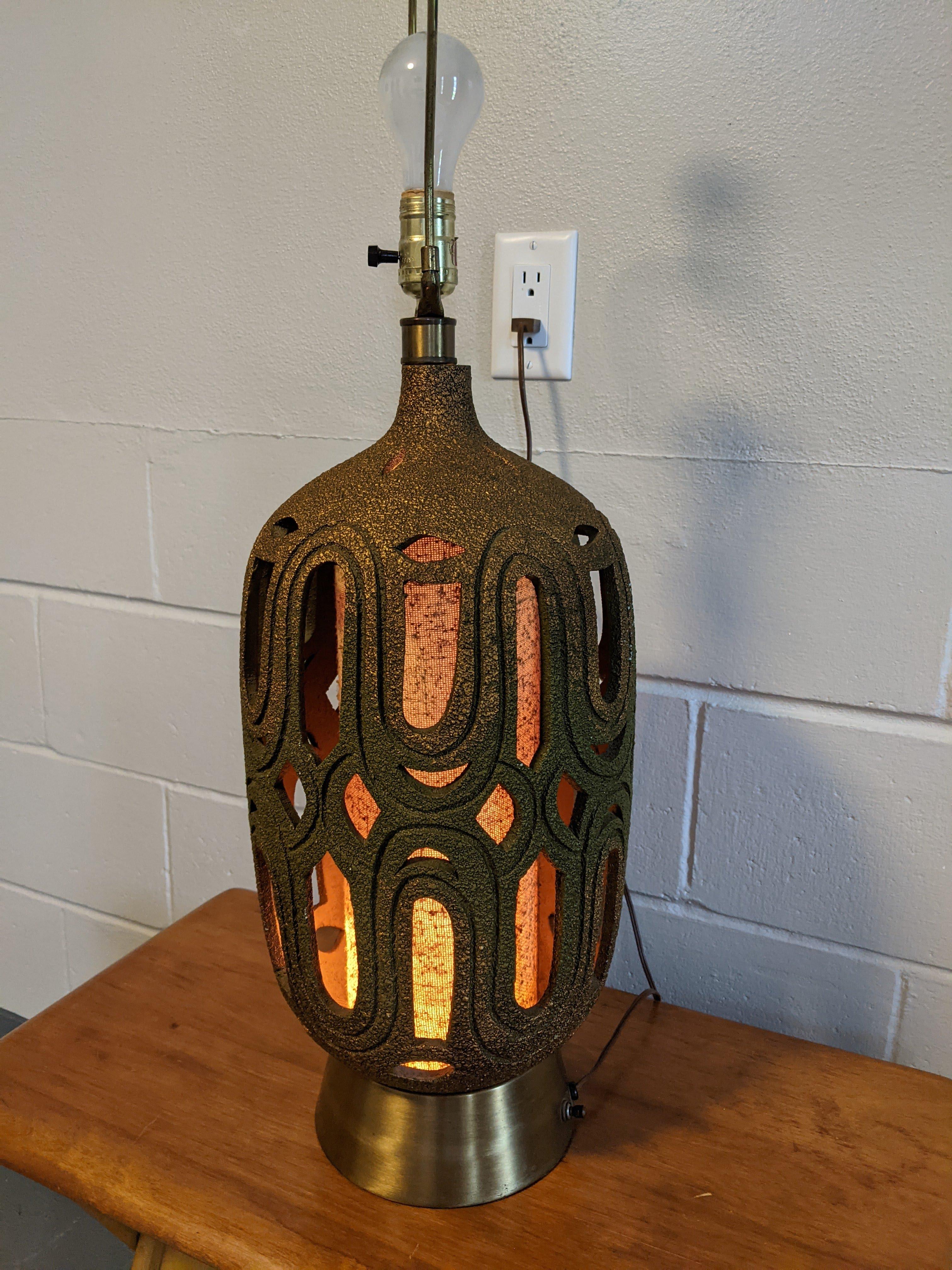 1970s Vintage Honi Chilo Large Table Lamp In Good Condition For Sale In Cedar Falls, IA