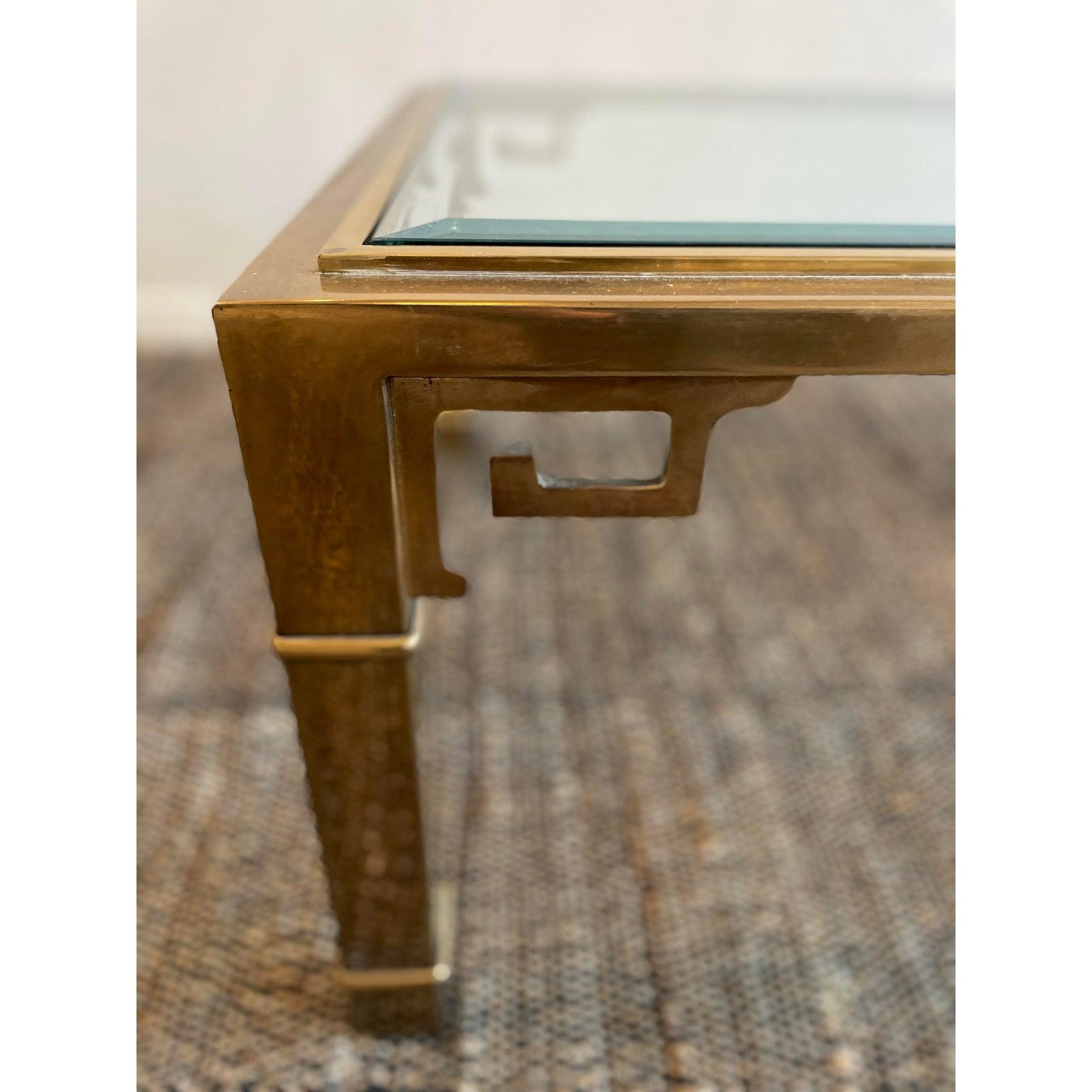 La table basse Greek Key de Mastercraft est un exemple emblématique du luxueux design du milieu du siècle de l'entreprise, mêlant des motifs classiques au glamour audacieux des années 1970. Mastercraft, connu pour ses meubles en laiton de haute
