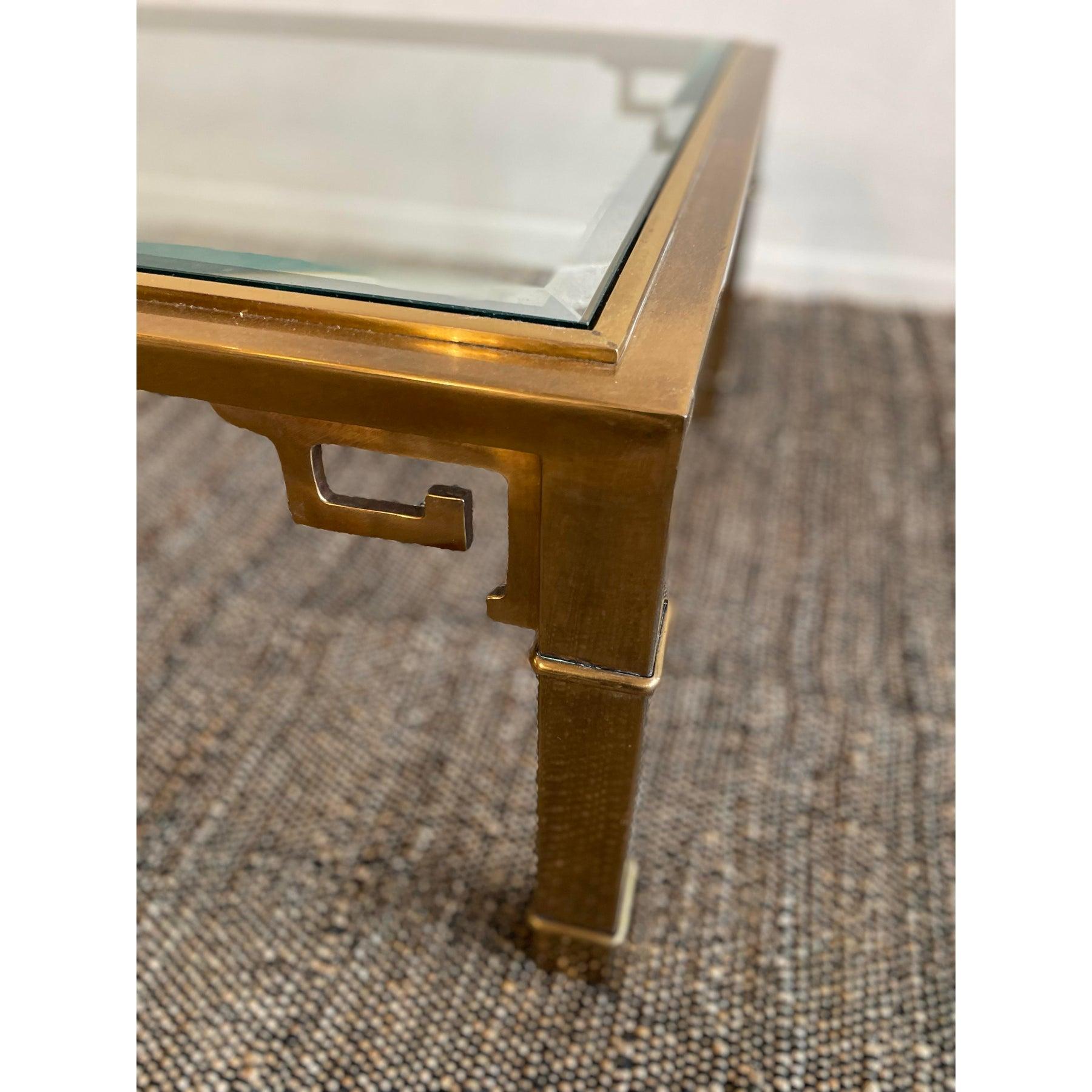 Américain 1970 Vintage à la manière de Mastercraft Greek Key Table basse en laiton et verre en vente