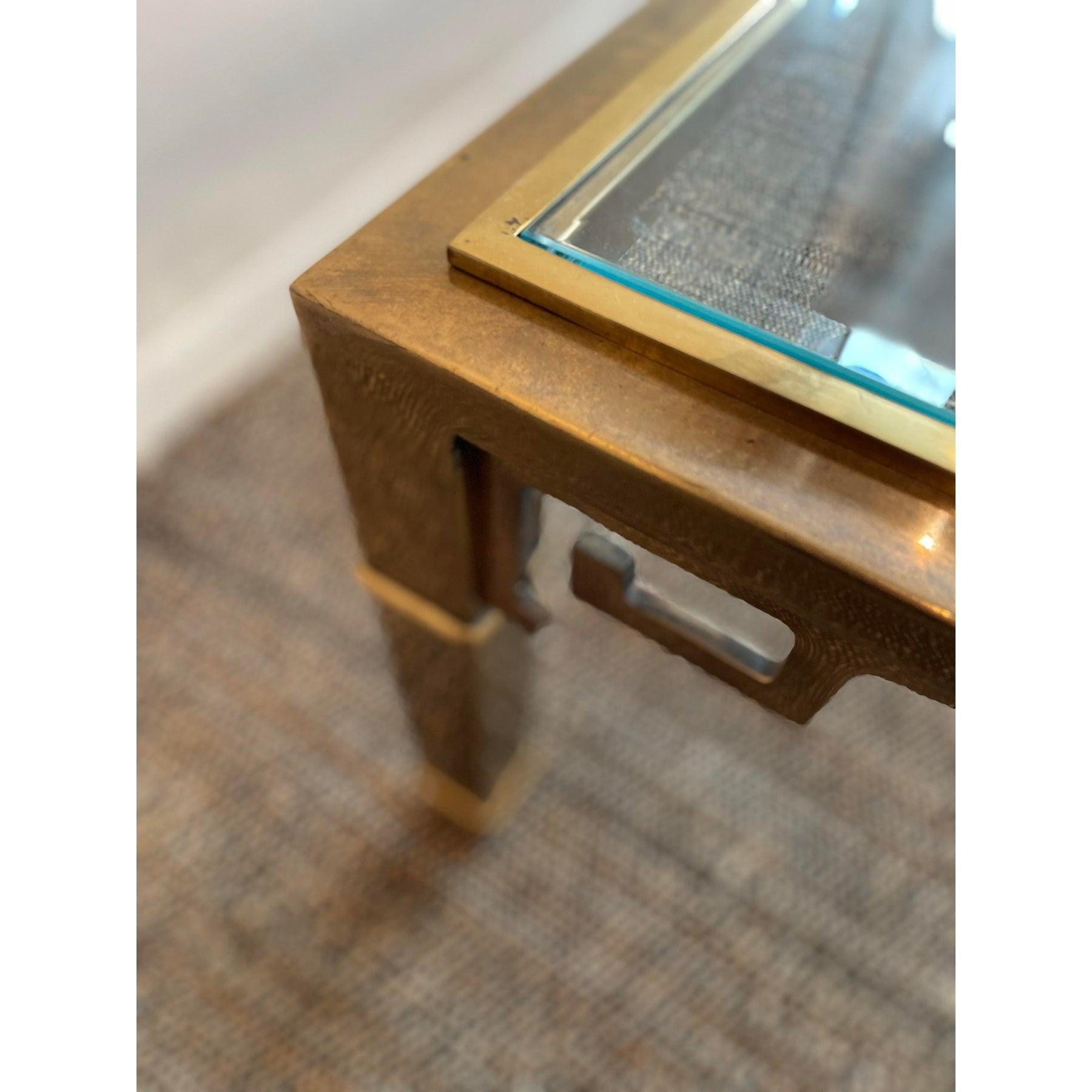 Laiton 1970 Vintage à la manière de Mastercraft Greek Key Table basse en laiton et verre en vente