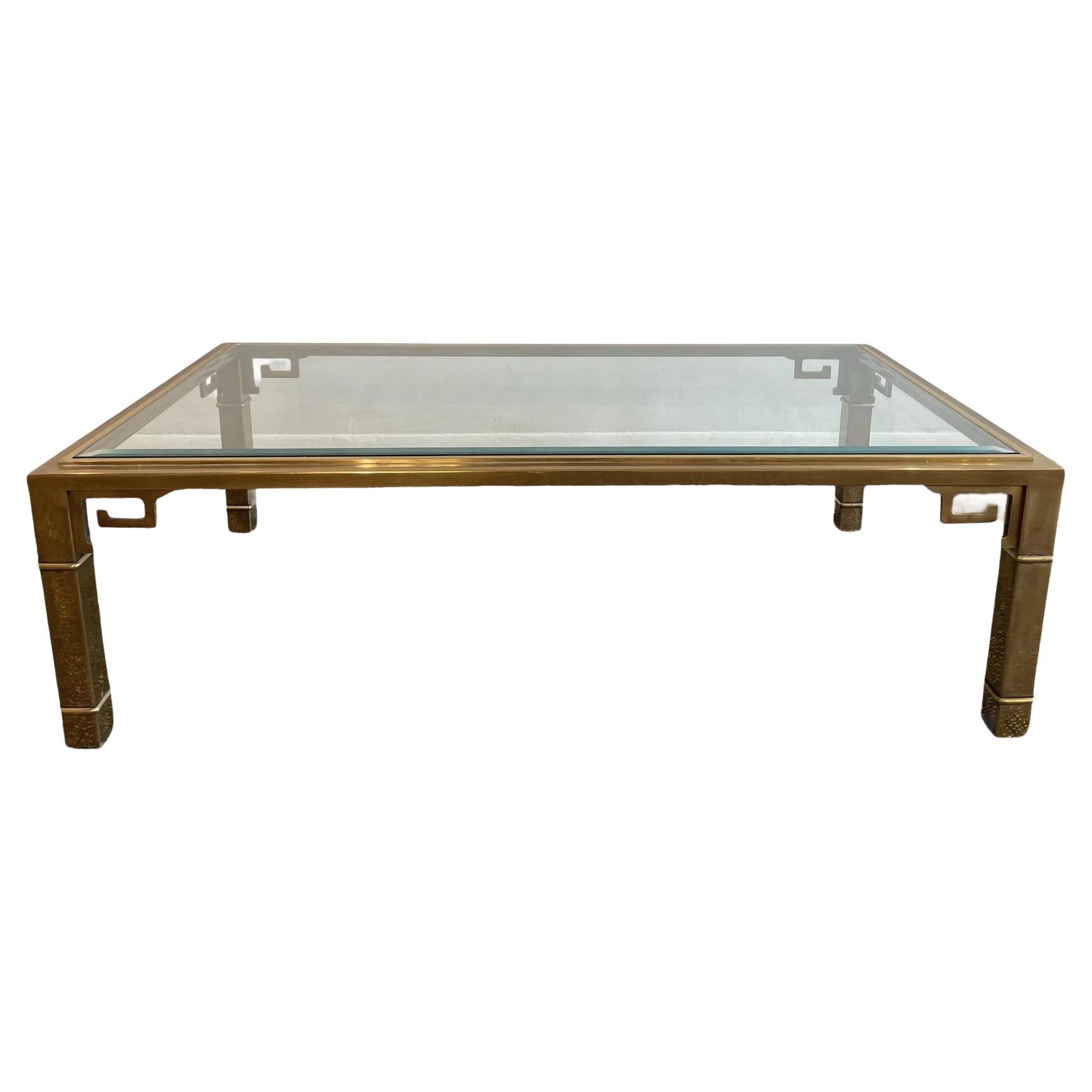 1970 Vintage à la manière de Mastercraft Greek Key Table basse en laiton et verre