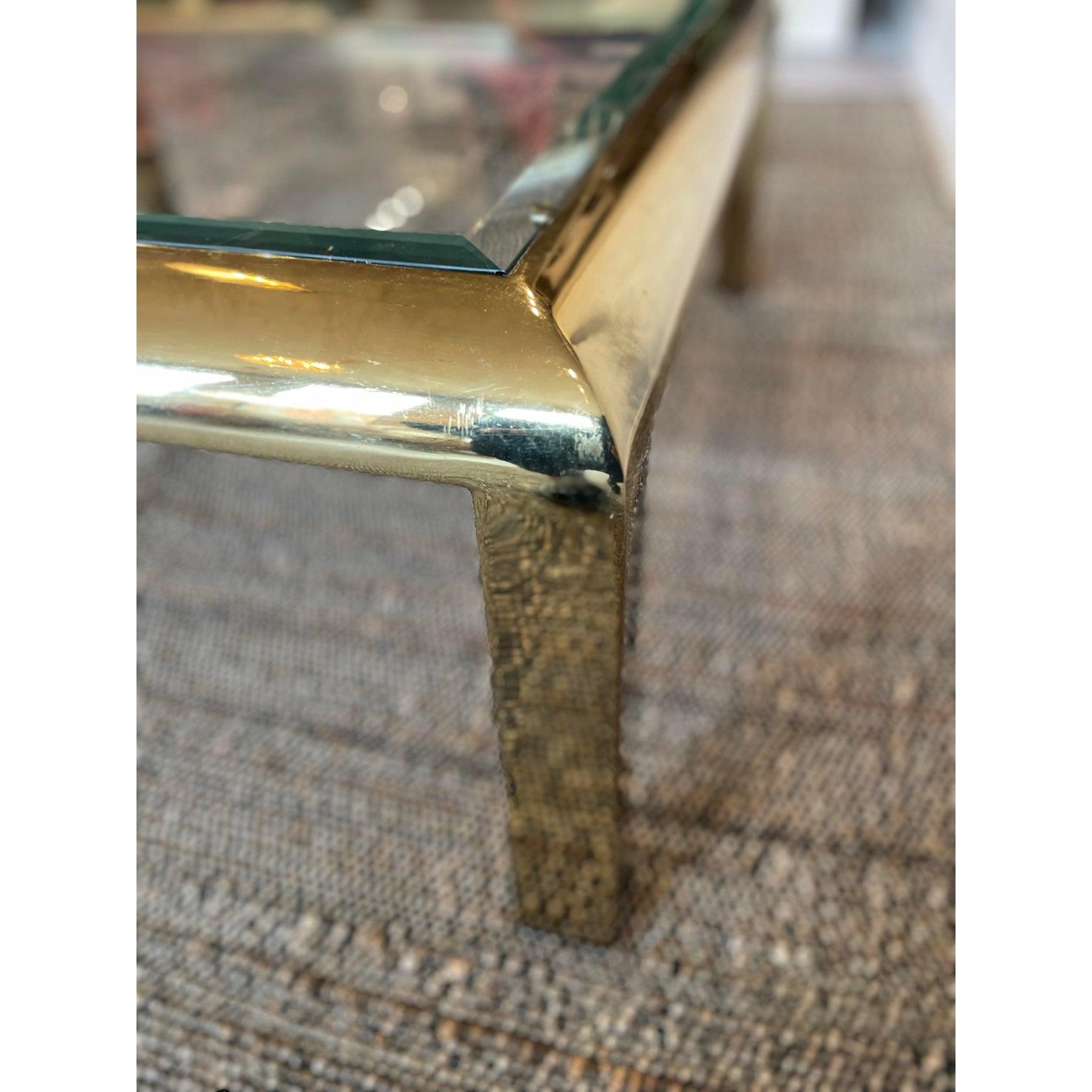 Attribué au Design Institute America (DIA), fondé au début des années 1970, s'est fait connaître pour ses meubles modernes et épurés qui combinaient un travail sculptural du métal avec des matériaux minimalistes. Leurs tables basses en laiton et