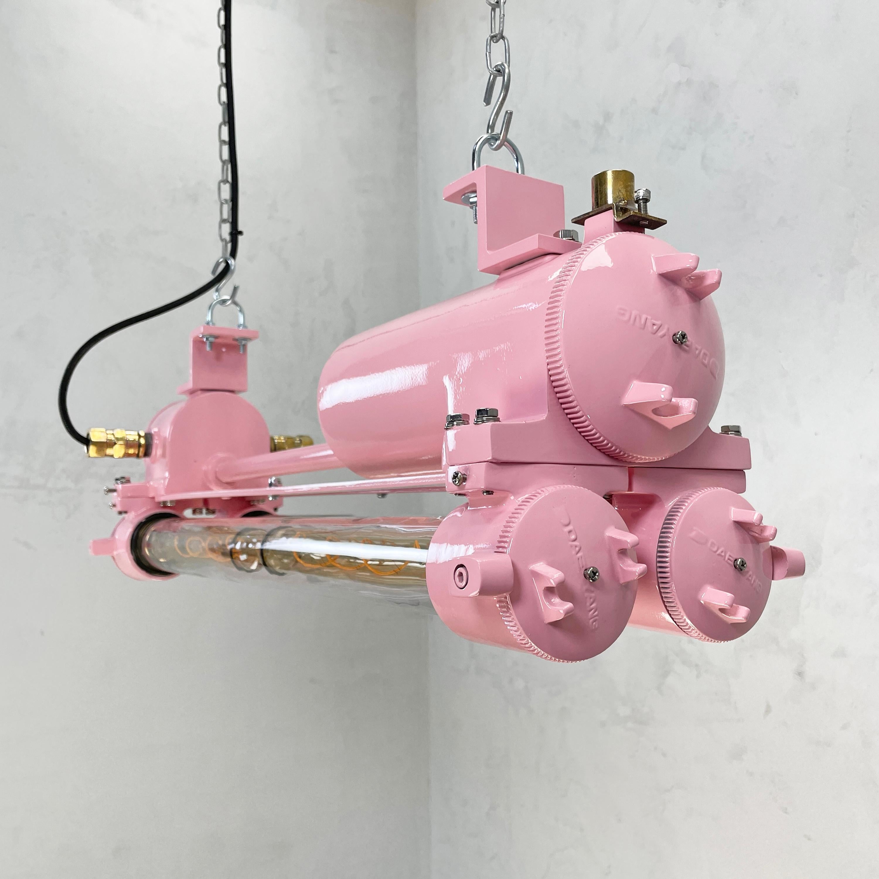 Ein rosa Vintage industrielle Edison LED flammensichere Zwillingsröhre Deckenbeleuchtung fertig mit rosa Farbe. Hergestellt von Daeyang (Südkorea) um 1970

Das Hauptgehäuse besteht aus Aluminiumguss mit Beschlägen aus Stahl und Messing. Die Rohre