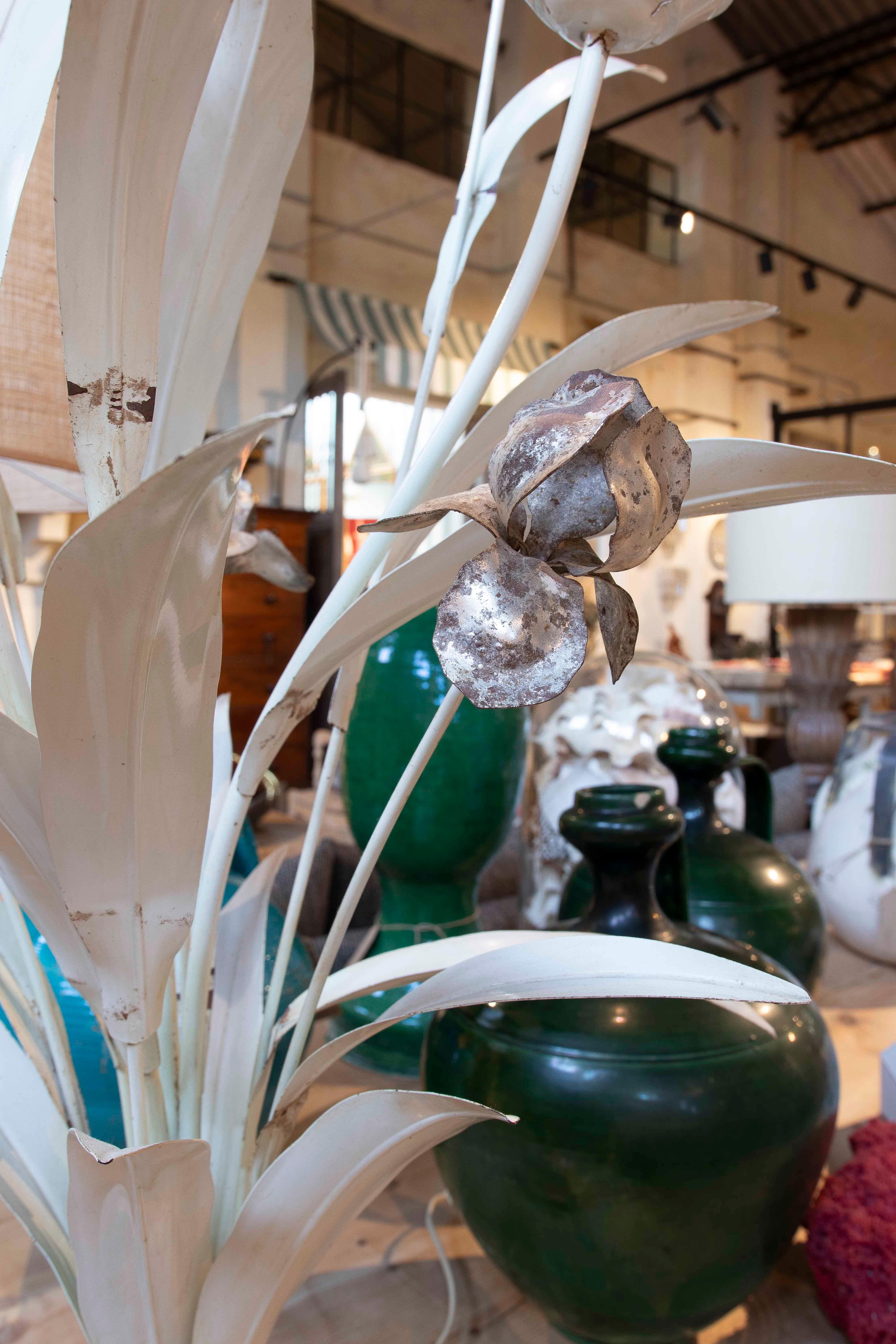 The 1970s Vintage Eisen Tischlampe in der Form eines Blumenstraußes im Angebot 9