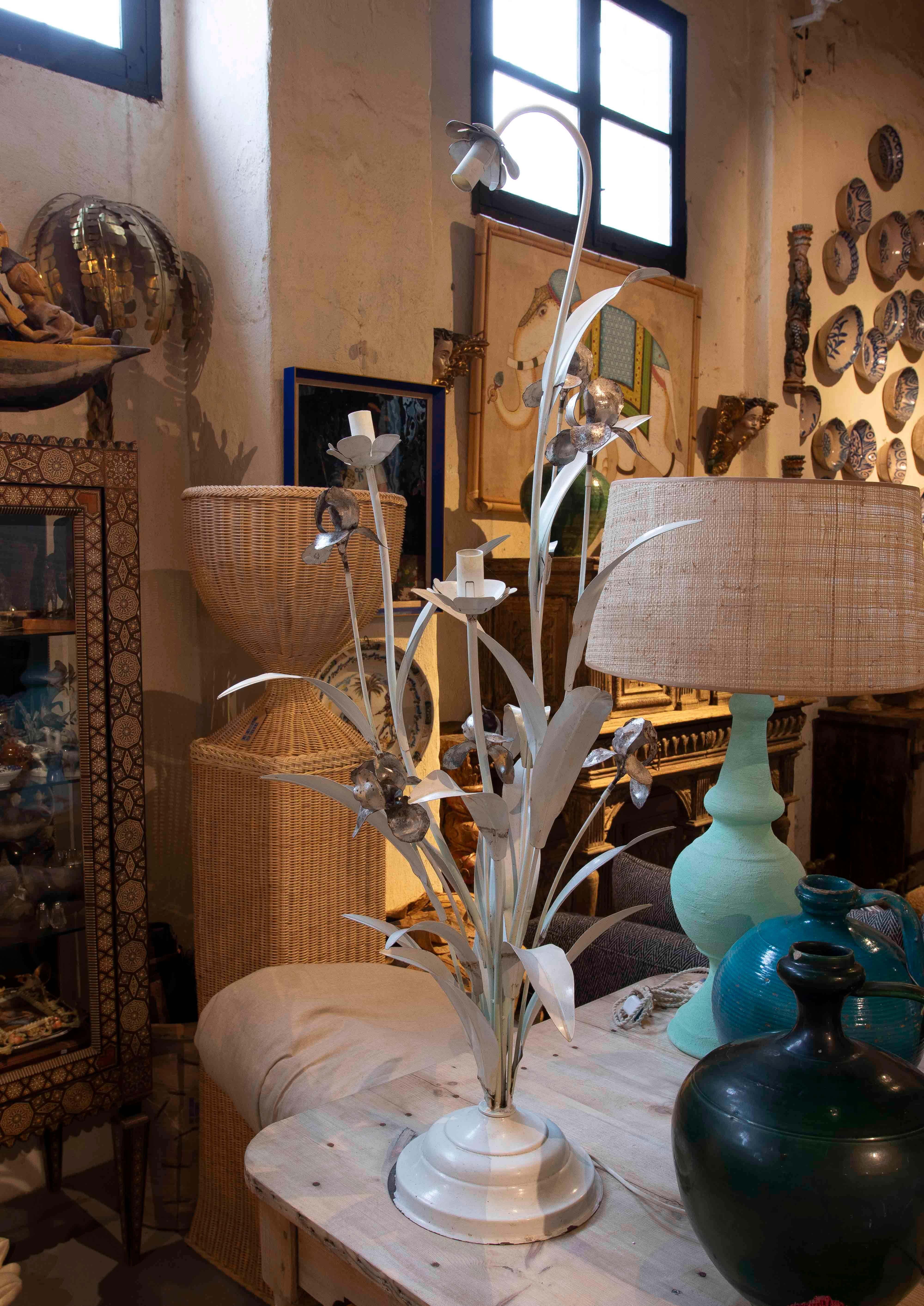 Elegante dekorative Metallleuchte mit Blumen- und Blattmotiv in Weiß- und Silbertönen. Inspiriert von der Natur, verbindet dieses Stück den Vintage-Stil mit einem romantischen und künstlerischen Touch. Ihre stilisierte und detaillierte Struktur