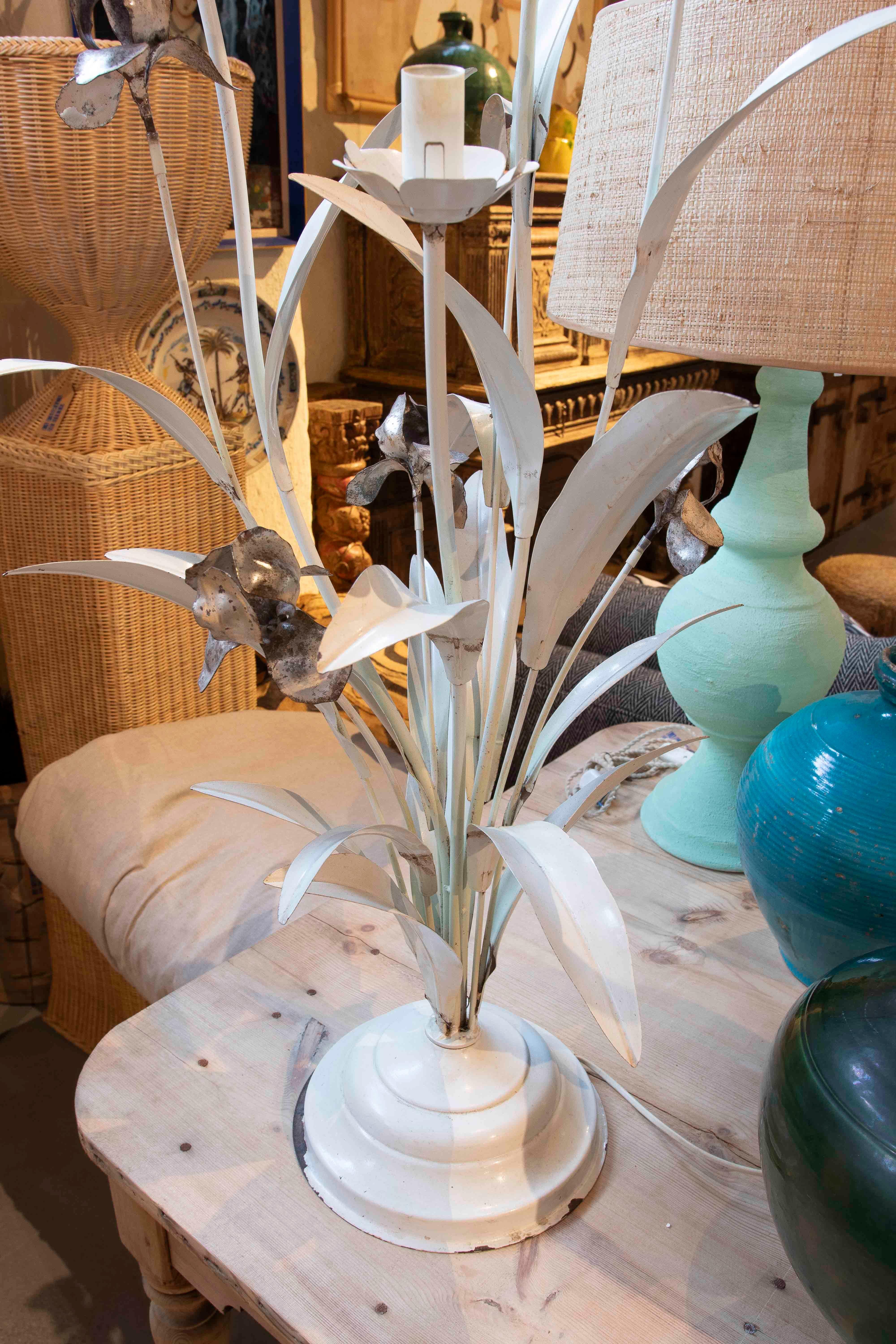 The 1970s Vintage Eisen Tischlampe in der Form eines Blumenstraußes im Zustand „Gut“ im Angebot in Marbella, ES