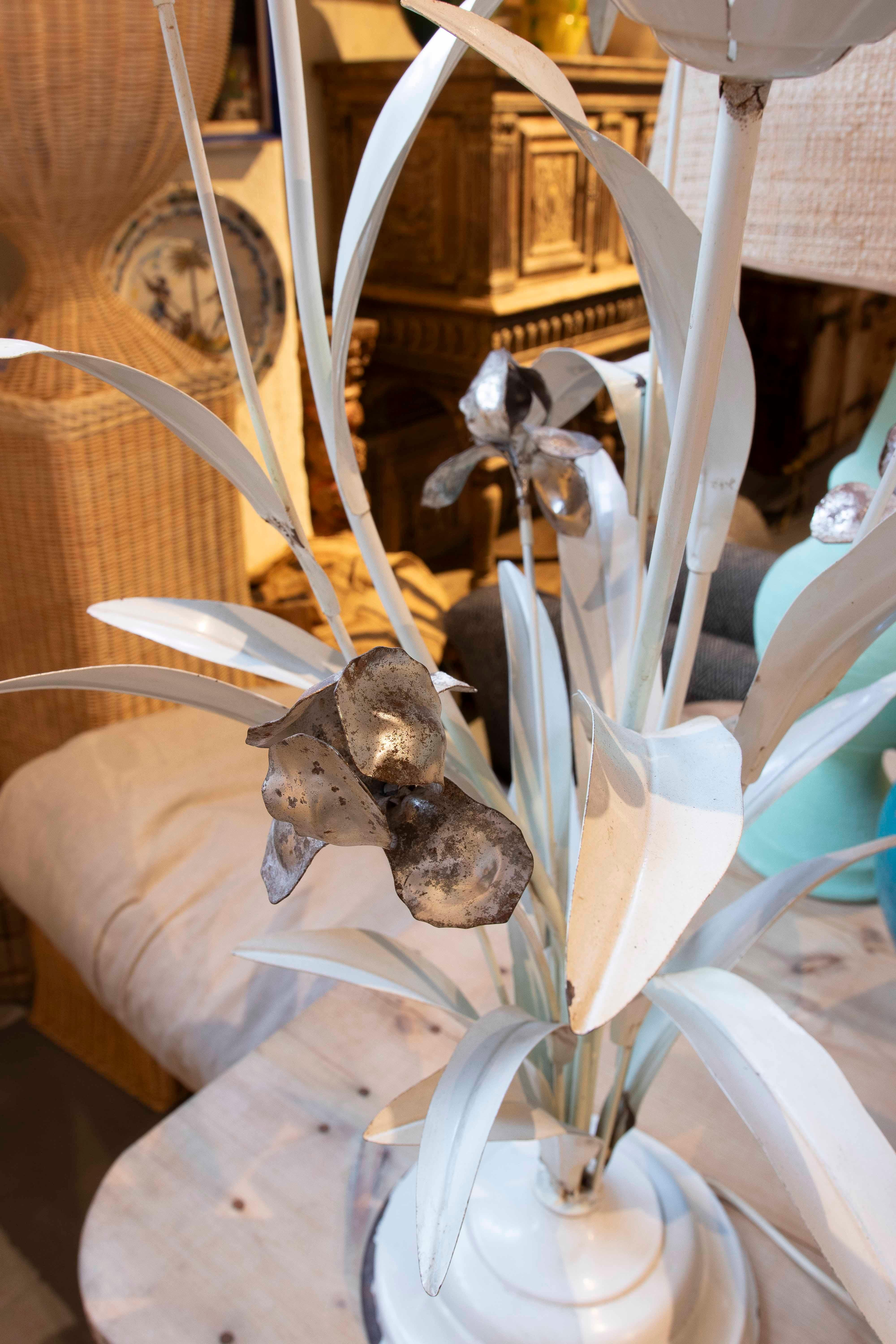 The 1970s Vintage Eisen Tischlampe in der Form eines Blumenstraußes (20. Jahrhundert) im Angebot