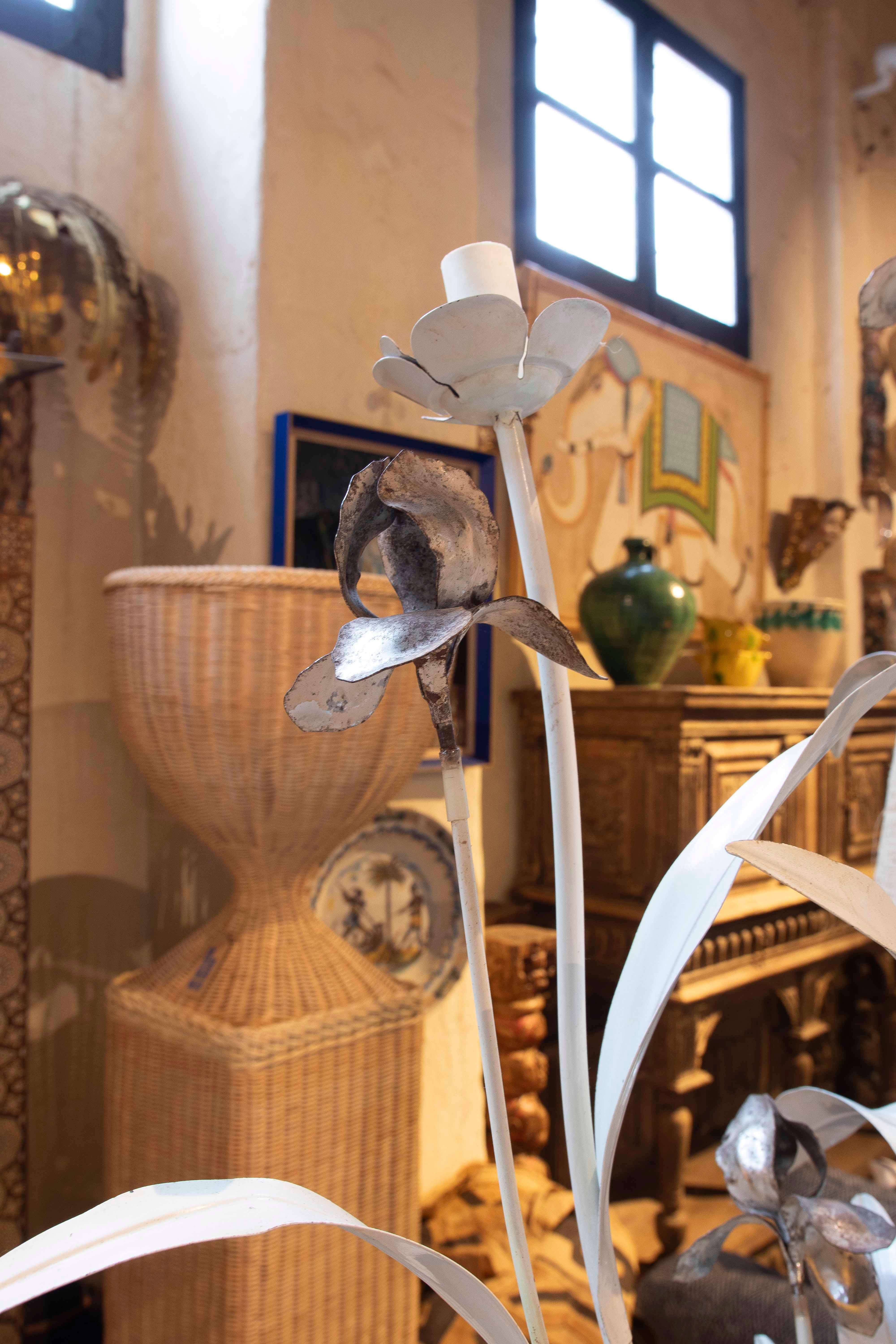 The 1970s Vintage Eisen Tischlampe in der Form eines Blumenstraußes im Angebot 1