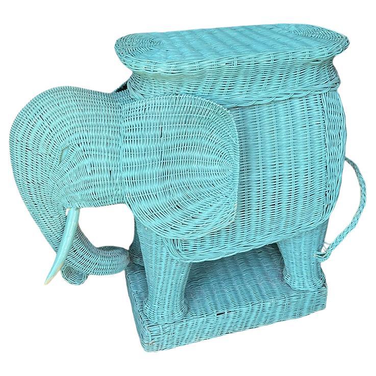 Animalia vintage 1960-1970 Italian boho woven wicker rattan elephant occasional table or side table in excellent condition. Rigid wood frame construction with densely woven sculpted wicker or rattan. The top features a removable wooden tray with