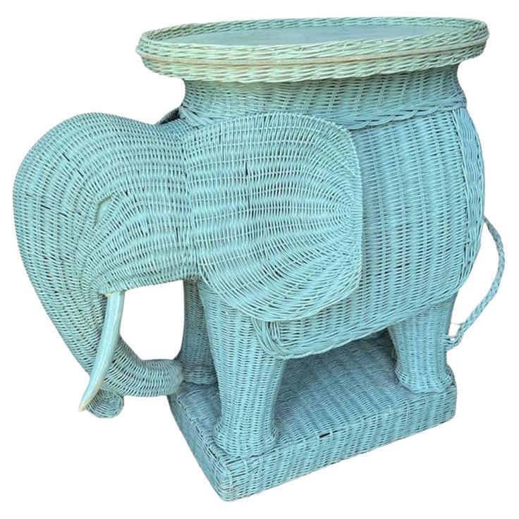 Table à plateau d'appoint italienne des années 1970 en osier et éléphant en osier bleu en vente