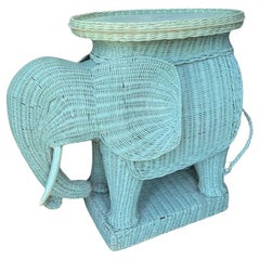 Table à plateau d'appoint italienne des années 1970 en osier et éléphant en osier bleu