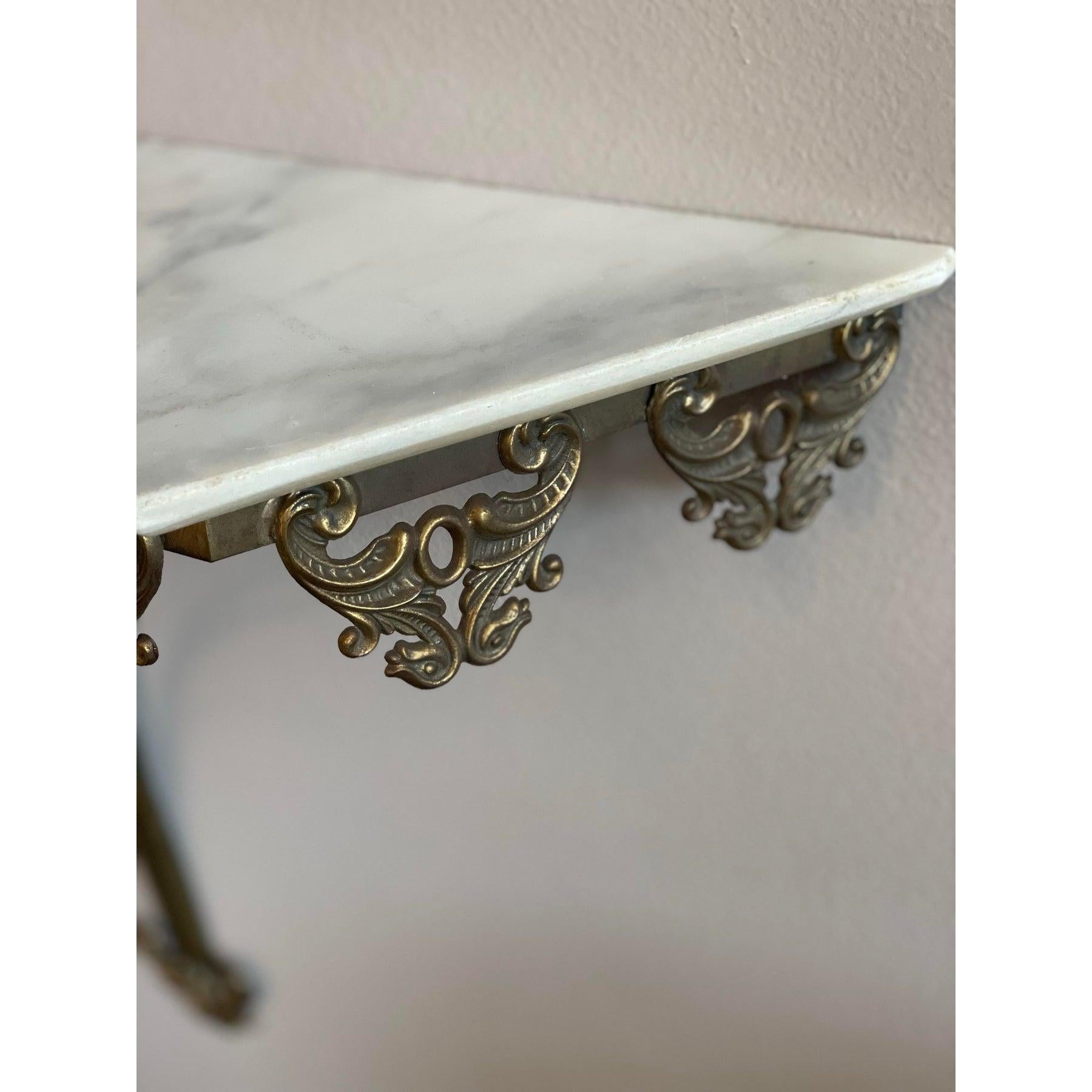 1970 Vintage Italian Brass Filigree Mirror With Matching Marble Floating Table (Miroir en laiton filigrané et table flottante en marbre) en vente 3
