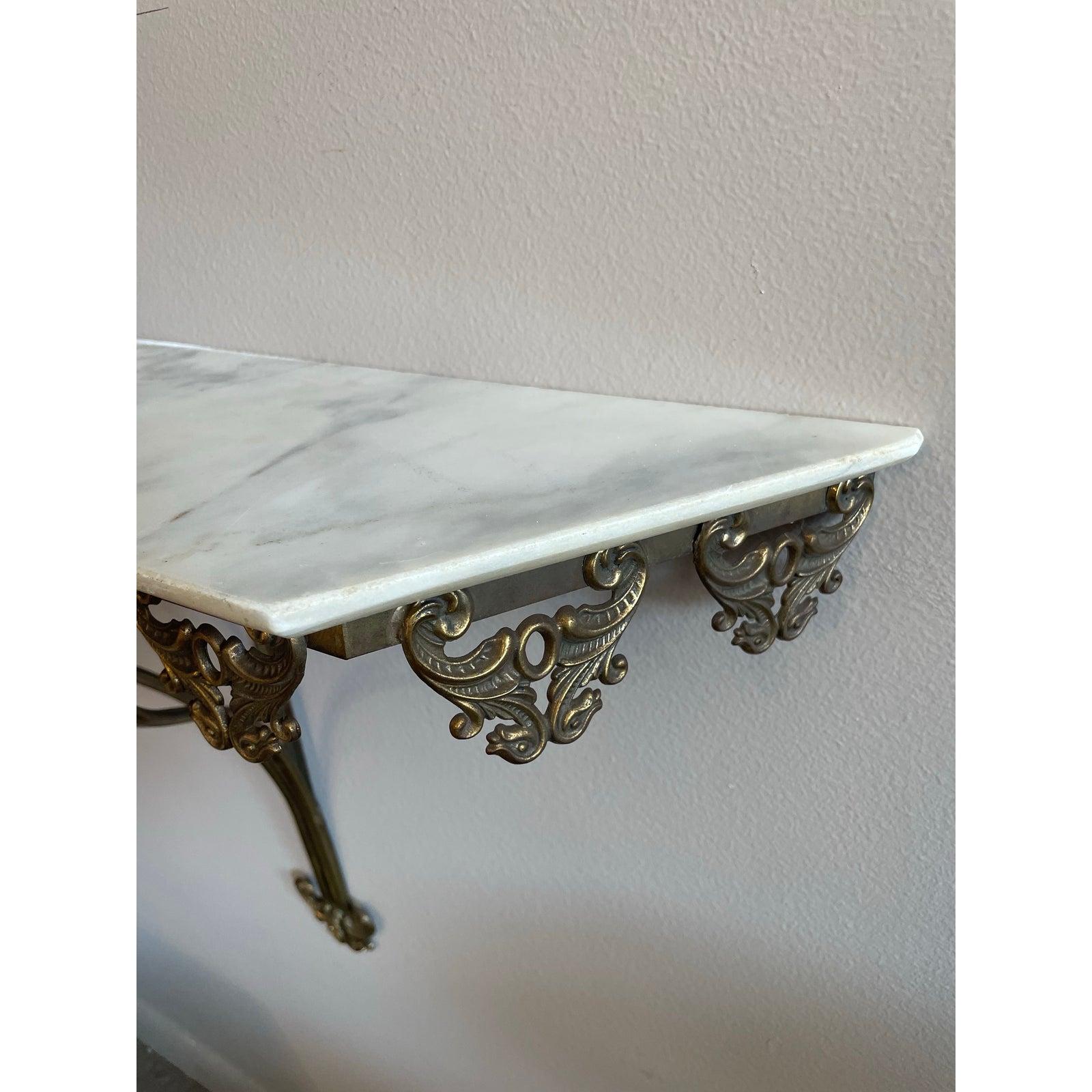 Miroir absolument magnifique avec table assortie. Parfait pour une petite entrée. Il s'agit d'un produit vraiment spectaculaire, qui ne laisse personne indifférent.
Le plateau de marbre de la table flottante est en Carrera et les deux pièces sont en