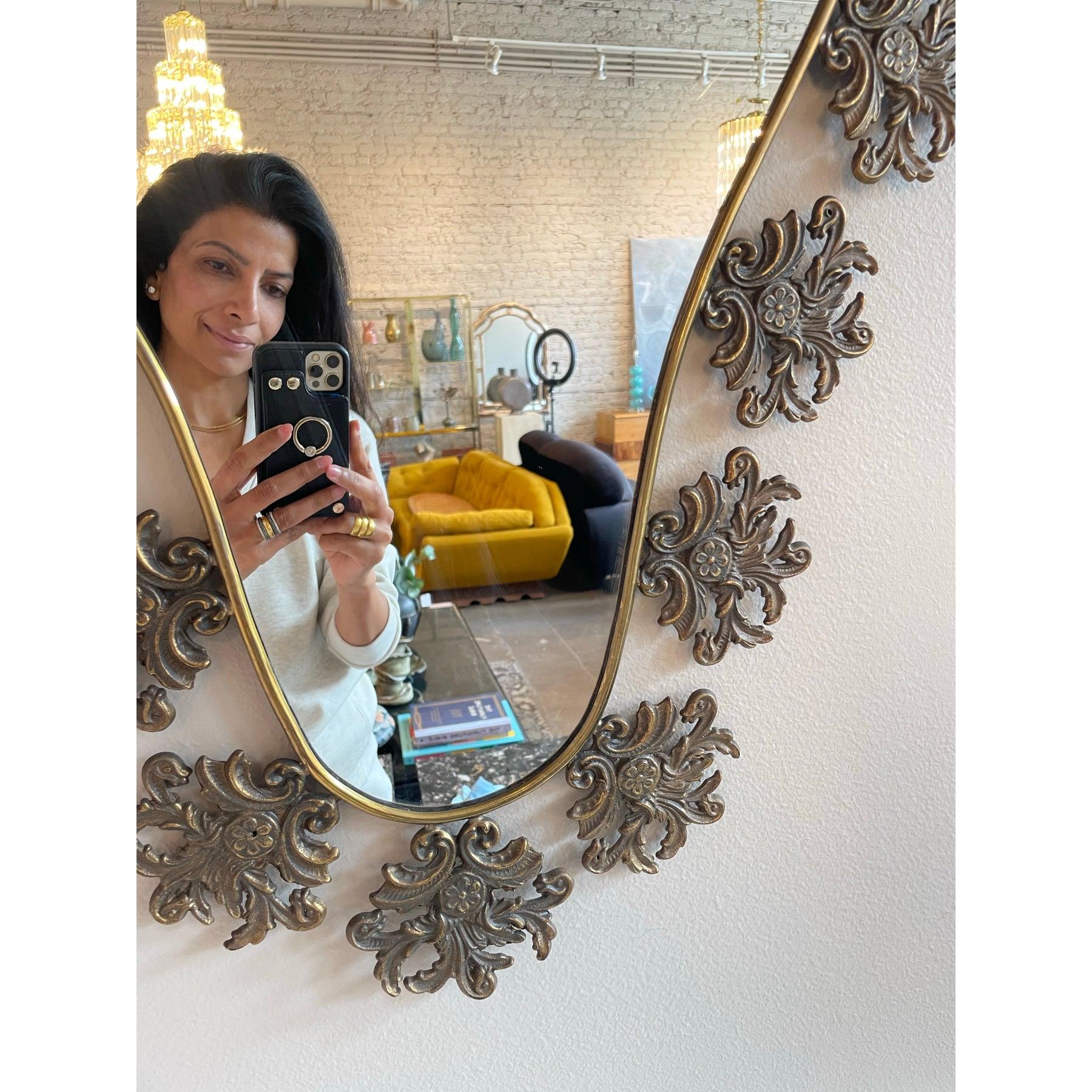 italien 1970 Vintage Italian Brass Filigree Mirror With Matching Marble Floating Table (Miroir en laiton filigrané et table flottante en marbre) en vente