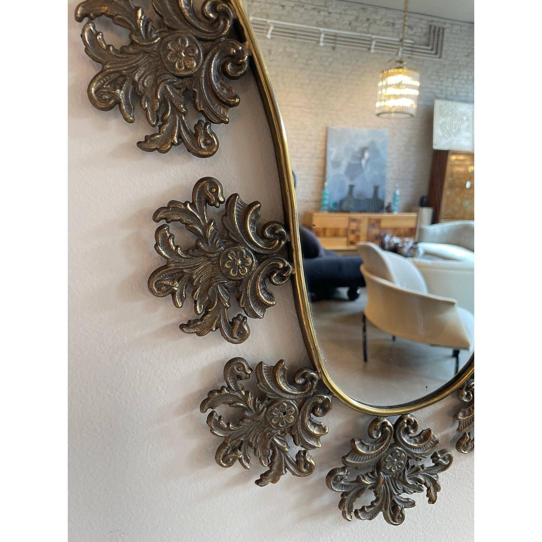 Fin du 20e siècle 1970 Vintage Italian Brass Filigree Mirror With Matching Marble Floating Table (Miroir en laiton filigrané et table flottante en marbre) en vente