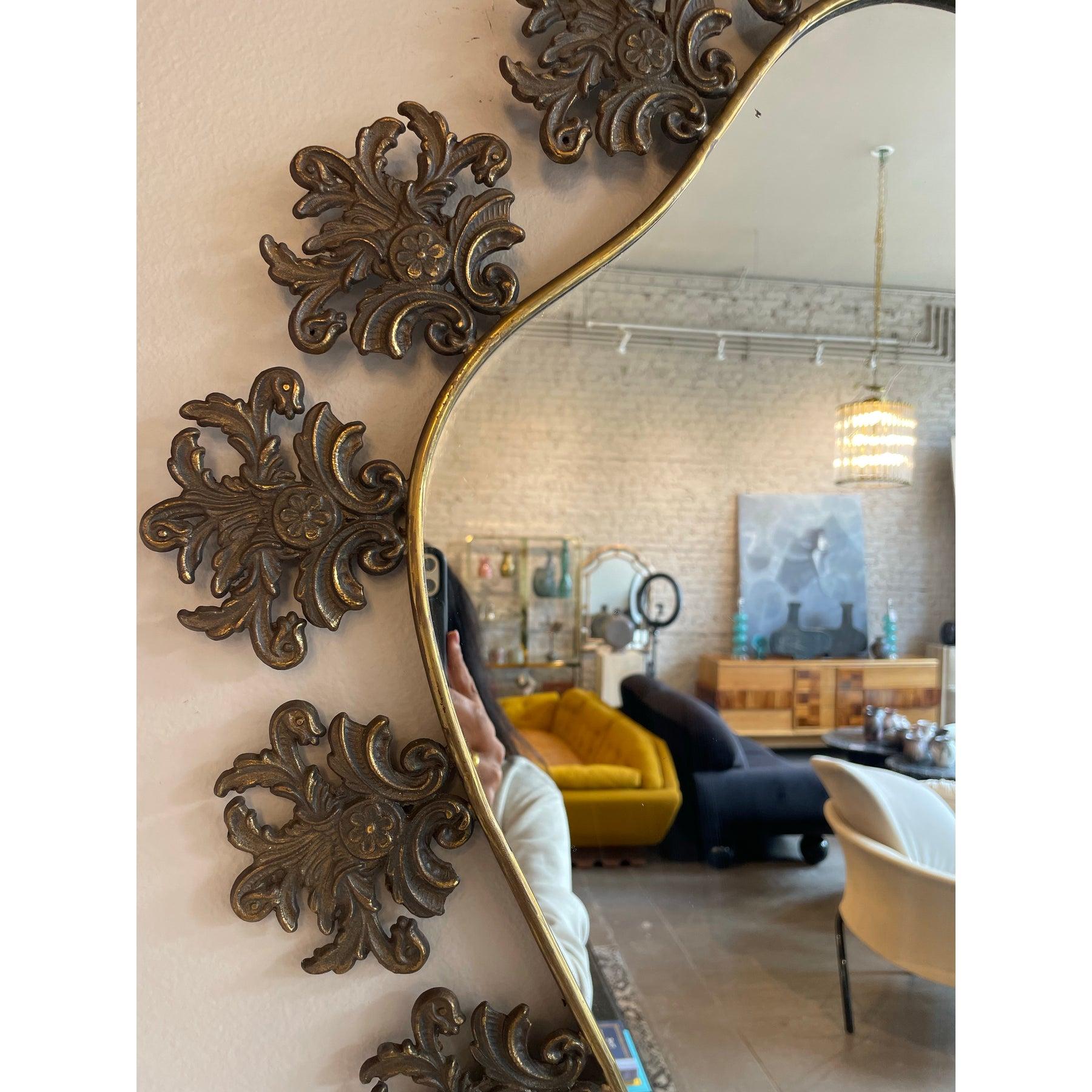 1970 Vintage Italian Brass Filigree Mirror With Matching Marble Floating Table (Miroir en laiton filigrané et table flottante en marbre) en vente 1