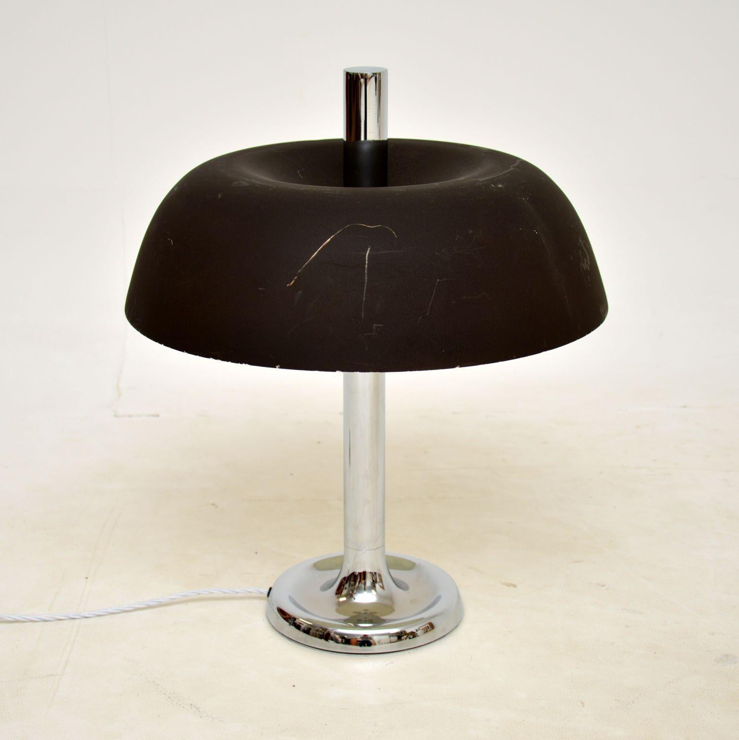 Une lampe de table/de bureau vintage chromée très élégante et bien fabriquée. Récemment importé d'Italie, il date des années 1970.

La qualité est excellente, le design est magnifique et la taille est impressionnante.

L'abat-jour en métal foncé