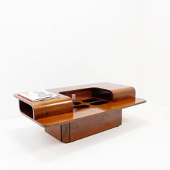 Mesa de centro italiana vintage de los años 70 con compartimento para barra, mediados de siglo